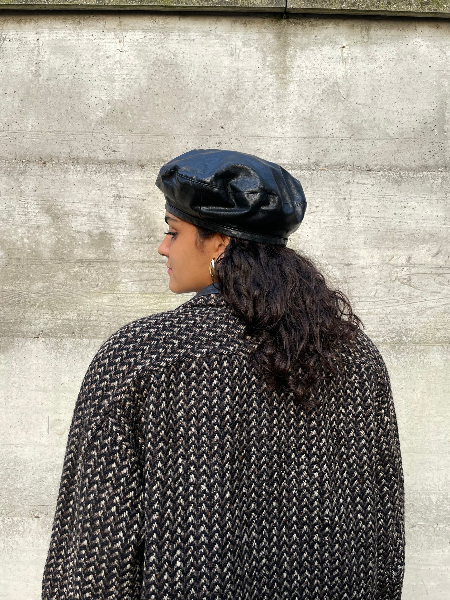 Cappotto sartoriale in lana spigato, con inserti in vera pelle