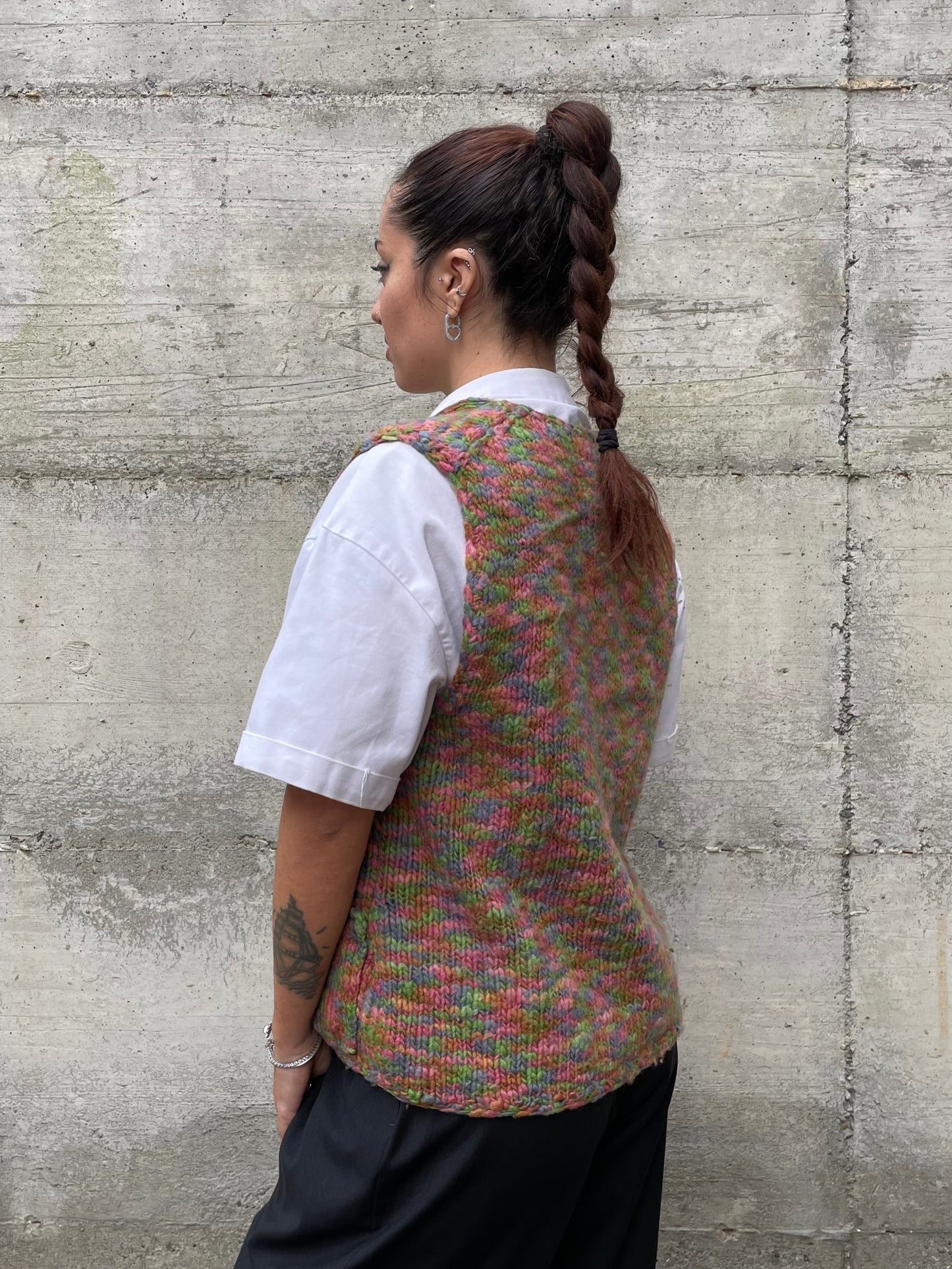 Gilet crochet multicolor in lana con bottoncini in legno