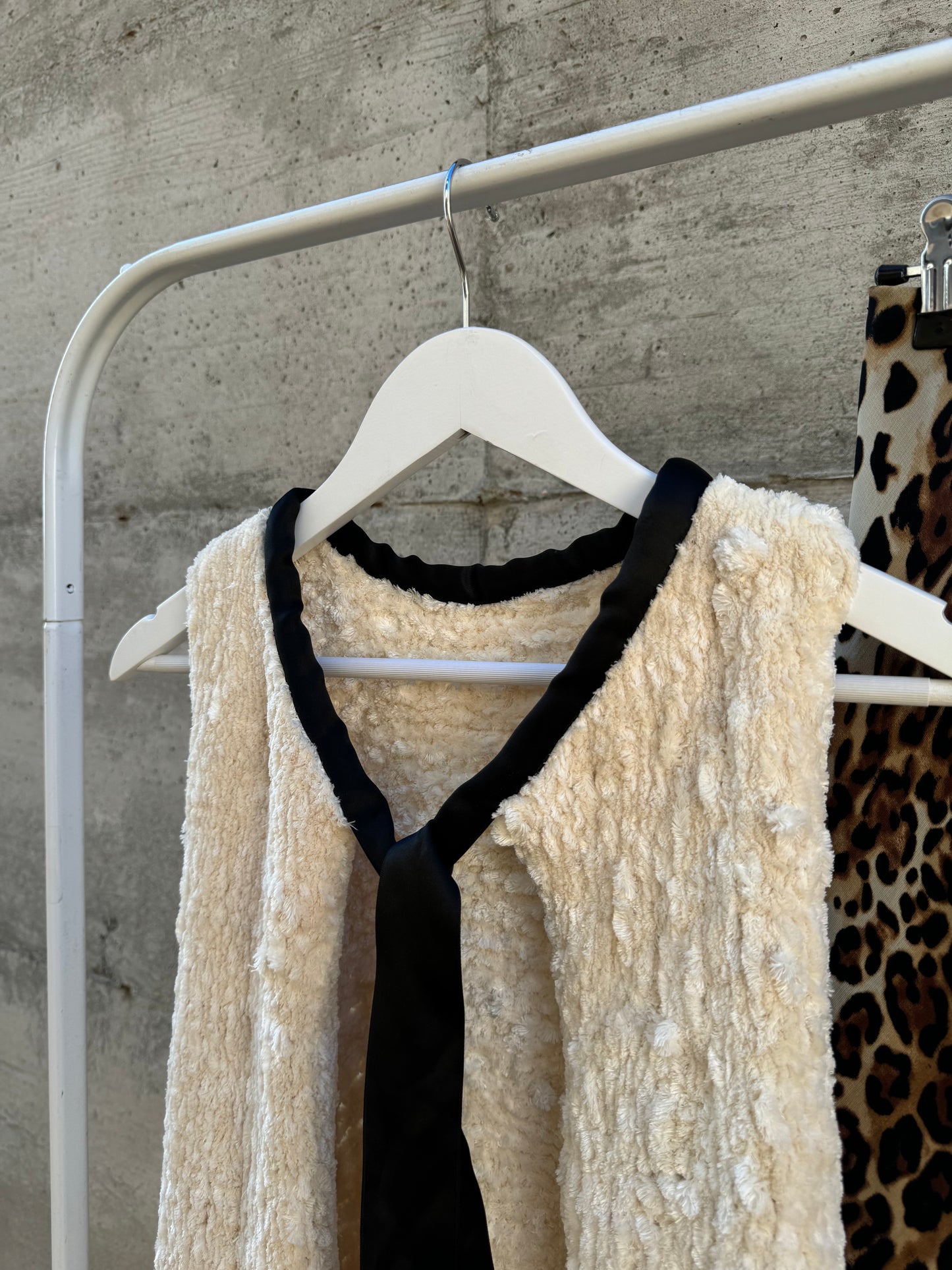 Gilet fluffy burro con maxi fiocco in raso