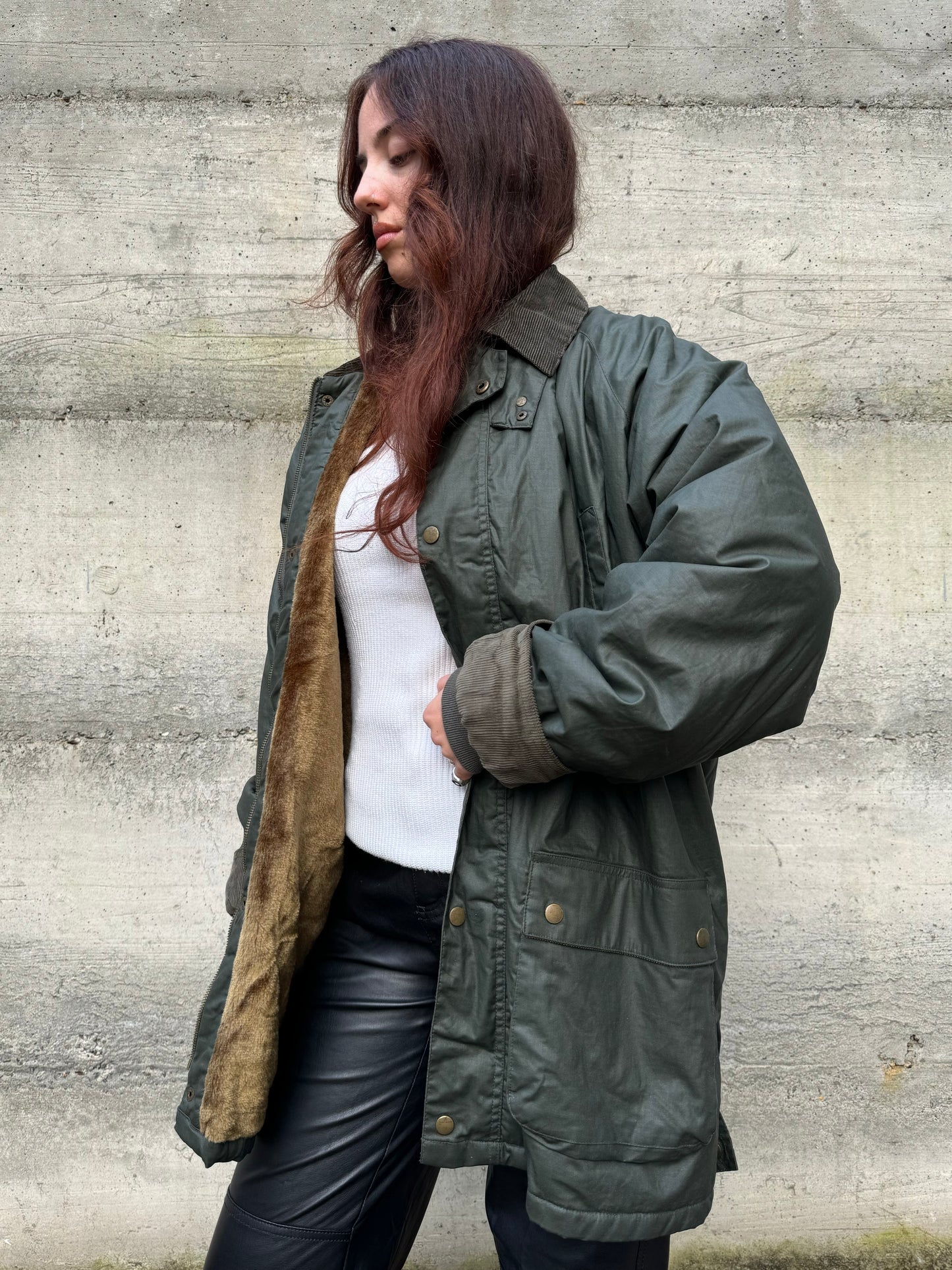 Giacca oversize cerata tipo Barbour, interamente foderata in ecopelliccia a pelo raso