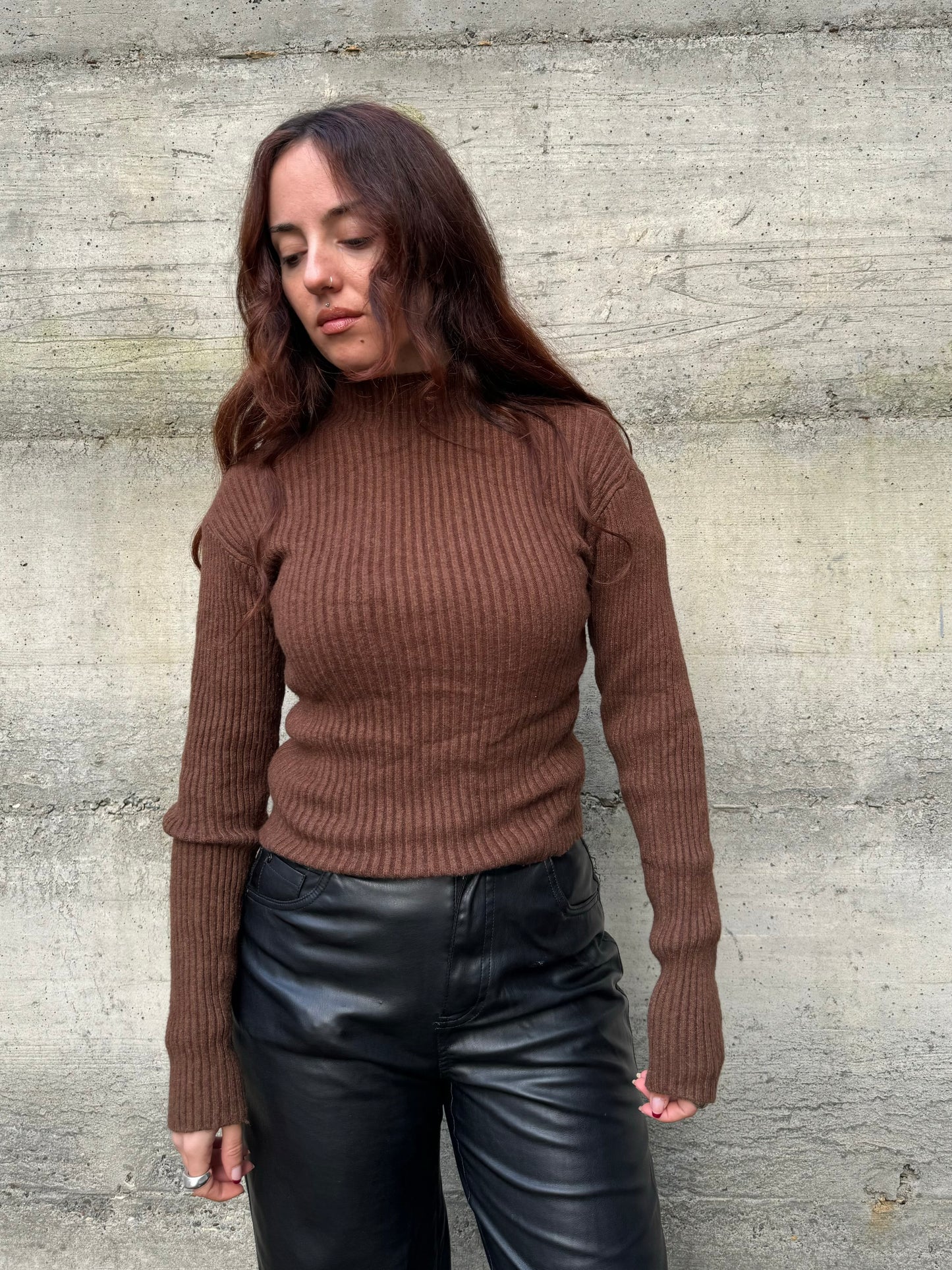 Maglioncino dolcevita a coste cioccolato, in misto viscosa