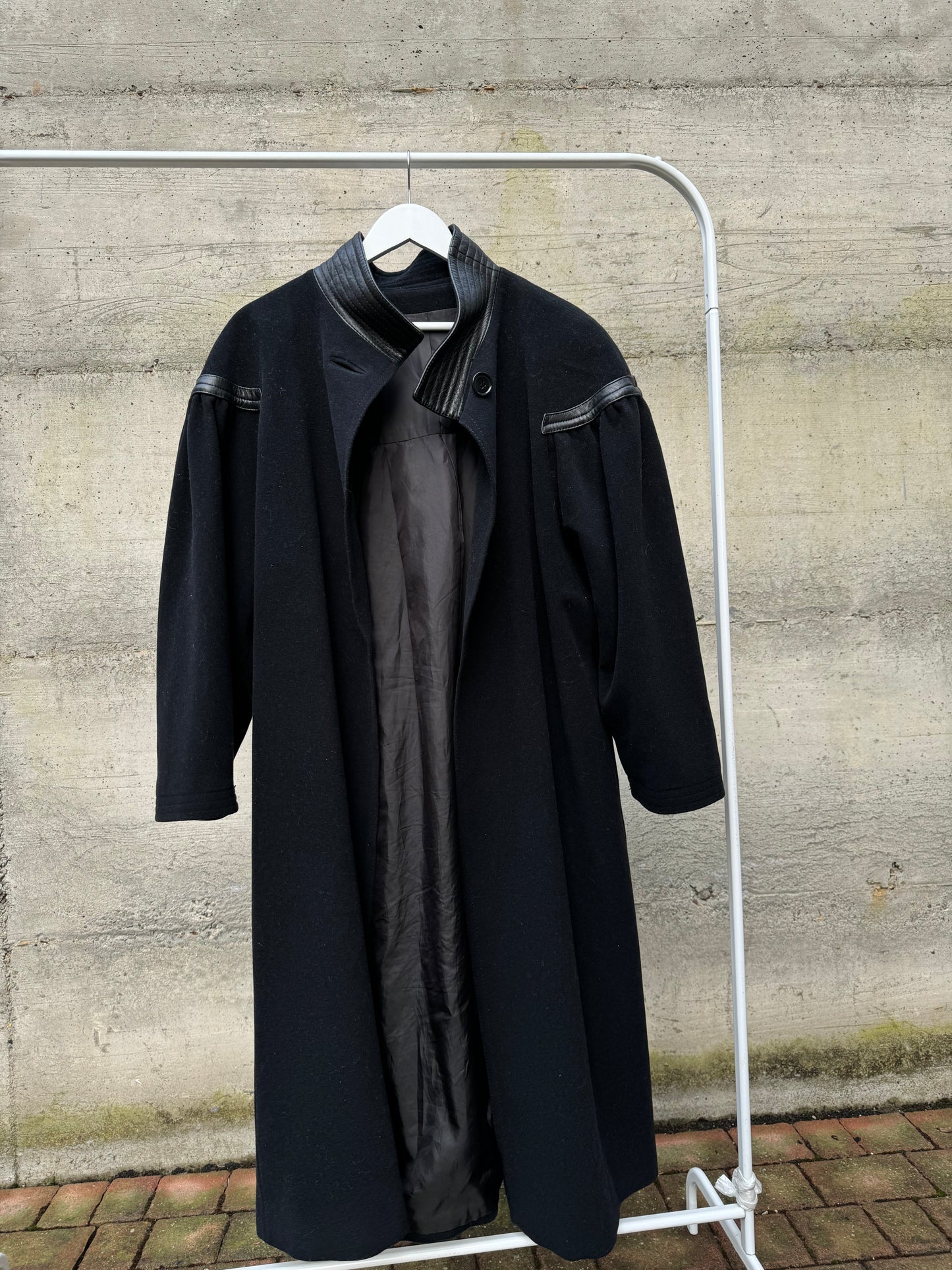 Cappotto a mantella 80s sartoriale 100% lana, con inserti in nappa