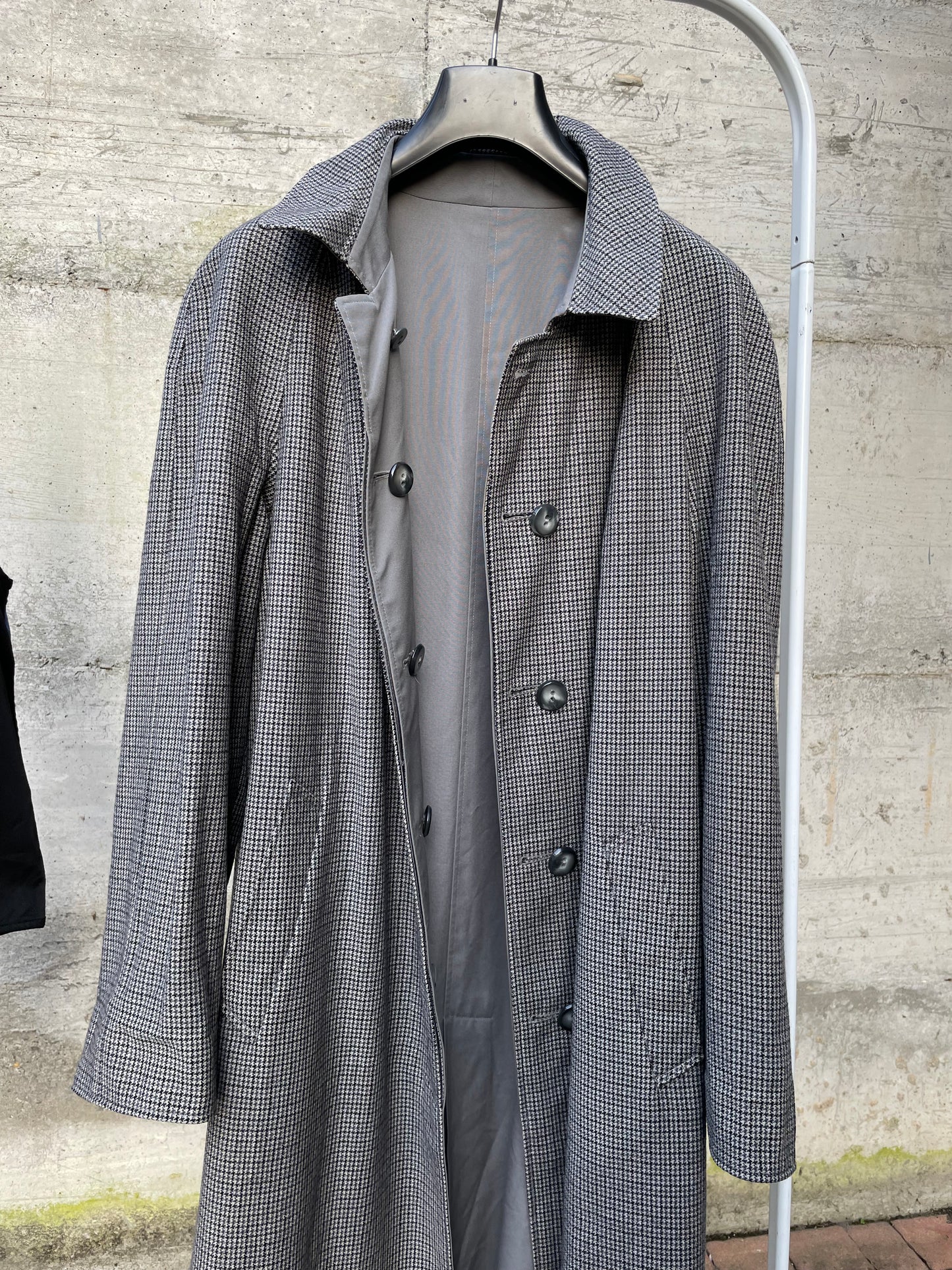 Trenchcoat/cappotto Nino monopetto double face, da un lato pura lana vergine pied de poule, dall'altro impermeabile misto cotone grigio