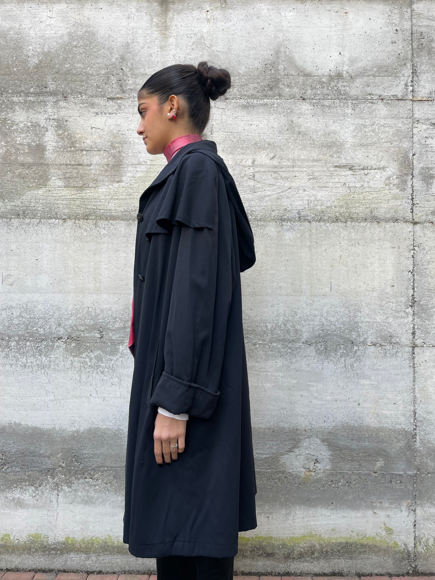 Trenchcoat a mantella sartoriale nero, con fodera in lana e cappuccio