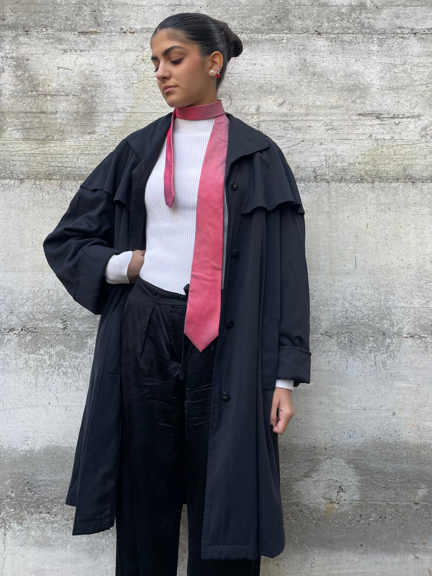 Trenchcoat a mantella sartoriale nero, con fodera in lana e cappuccio