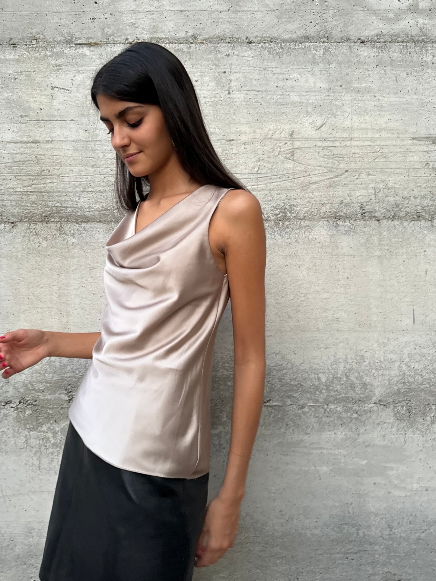 Top satinato con scollo drappeggiato