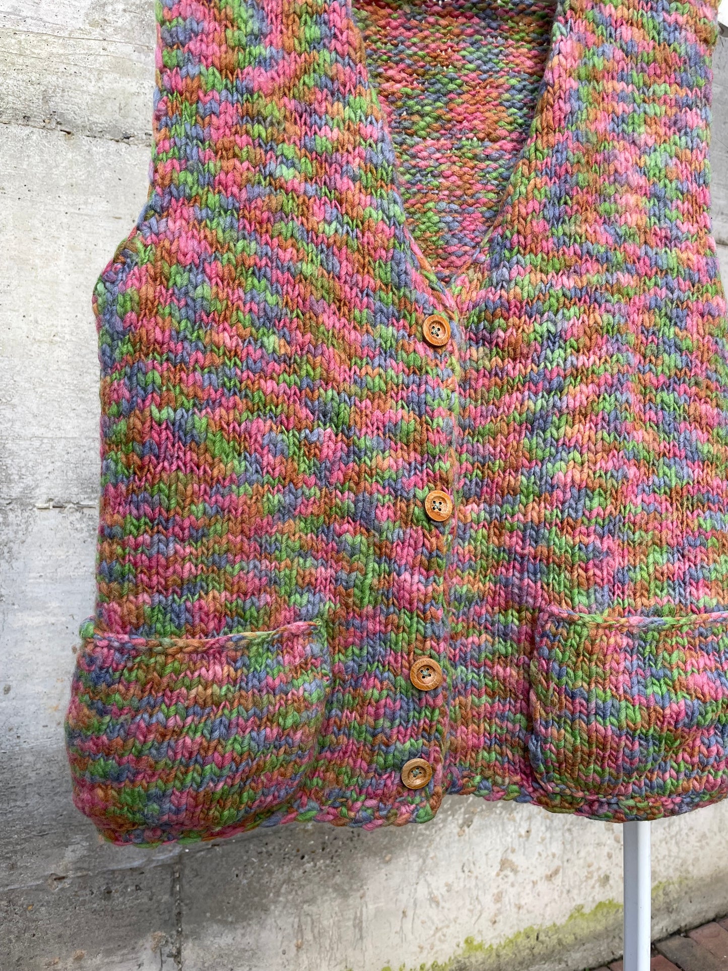 Gilet crochet multicolor in lana con bottoncini in legno