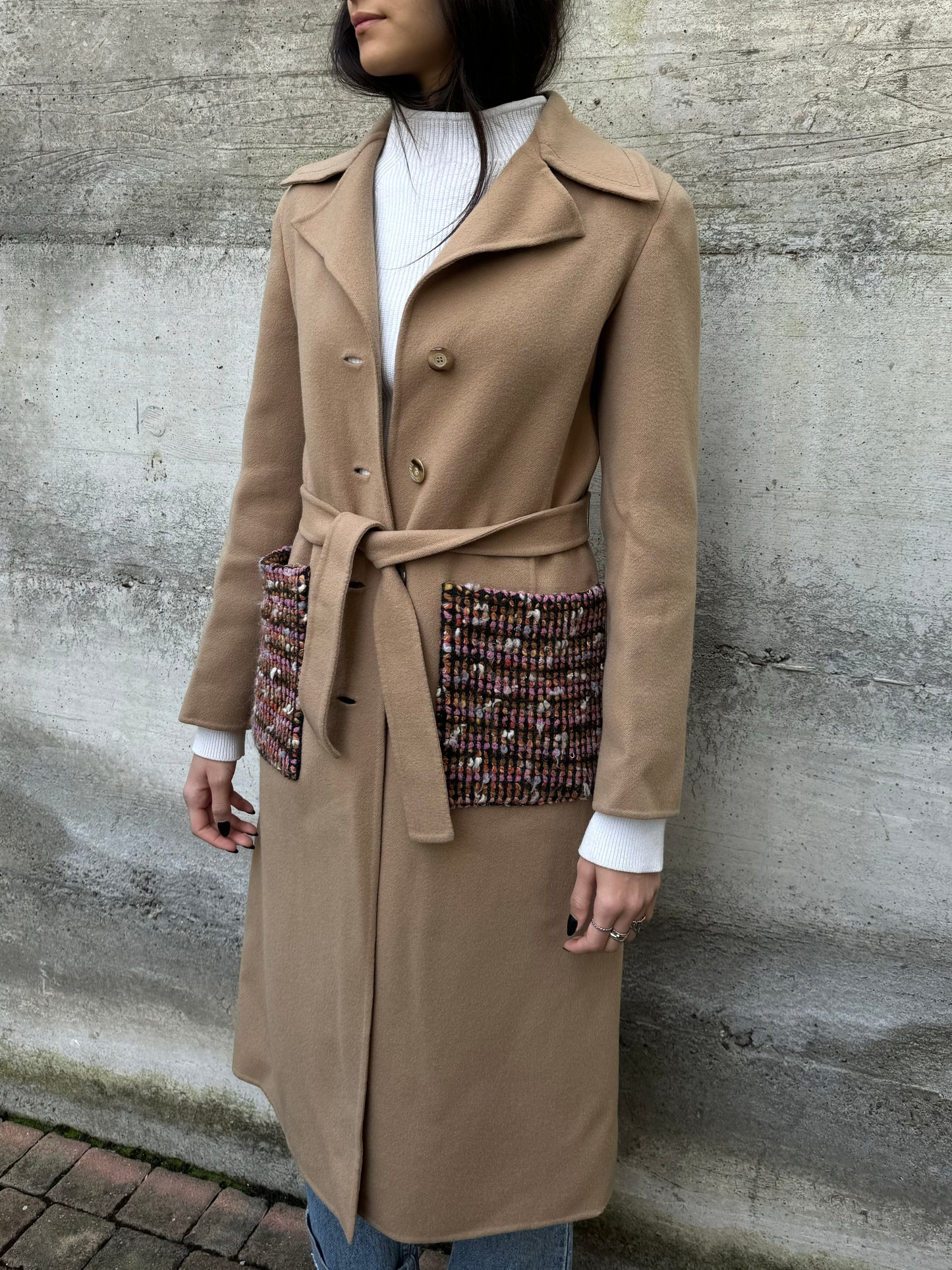 Cappotto sartoriale con cintura e tasconi tricot in 100% lana AGNONA