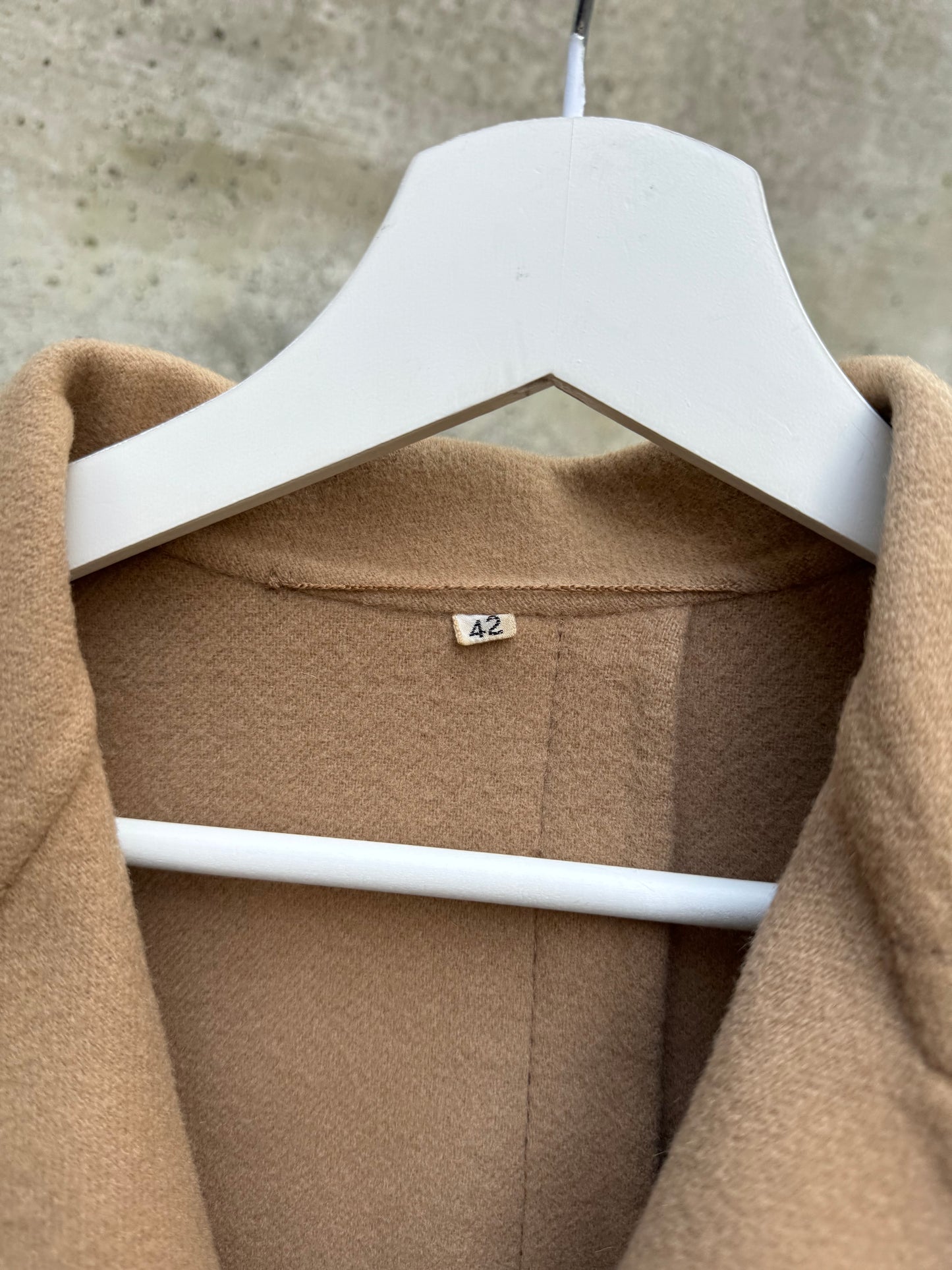 Cappotto sartoriale con cintura e tasconi tricot in 100% lana AGNONA