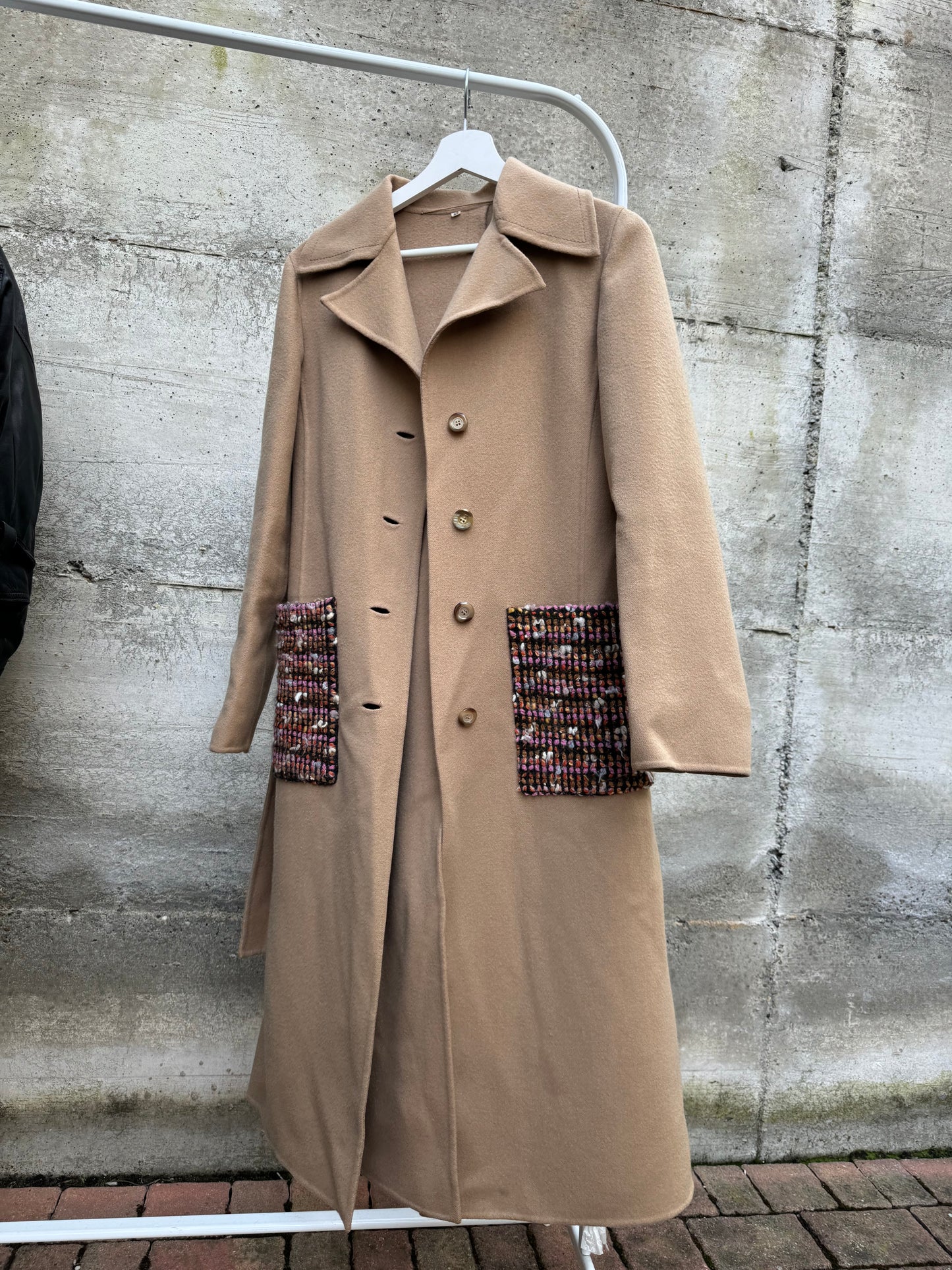 Cappotto sartoriale con cintura e tasconi tricot in 100% lana AGNONA