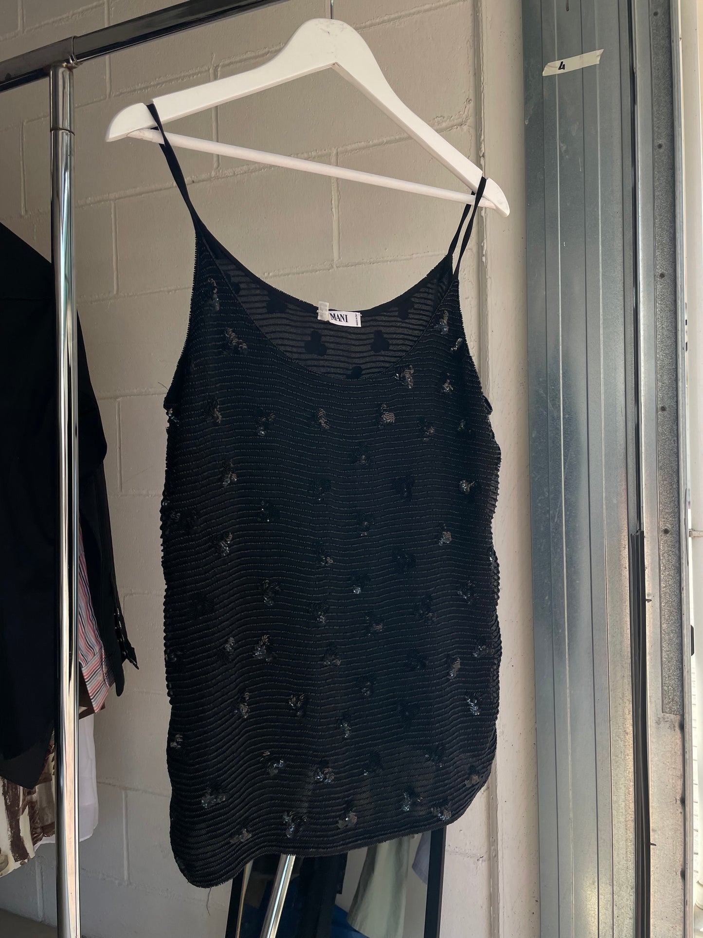 Top sartoriale MANI nero ricamato a mano - taglia M