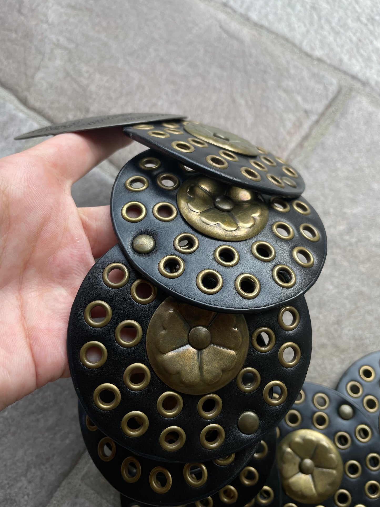 Cintura Y2K a cerchi in pelle nera e metalleria dorata effetto used - taglia unica