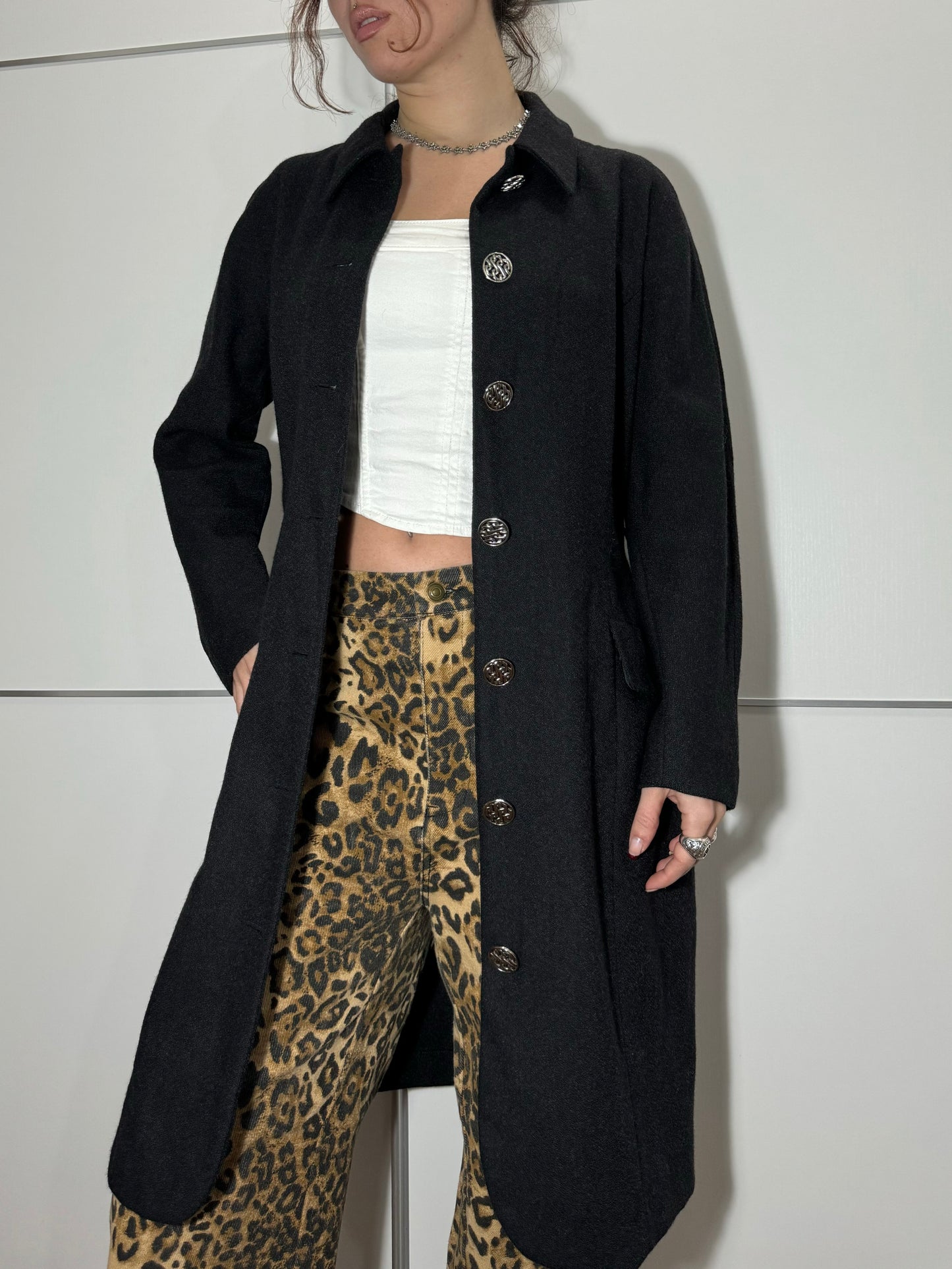 Soprabito nero leggero in pura lana vergine con bottoni lavorati