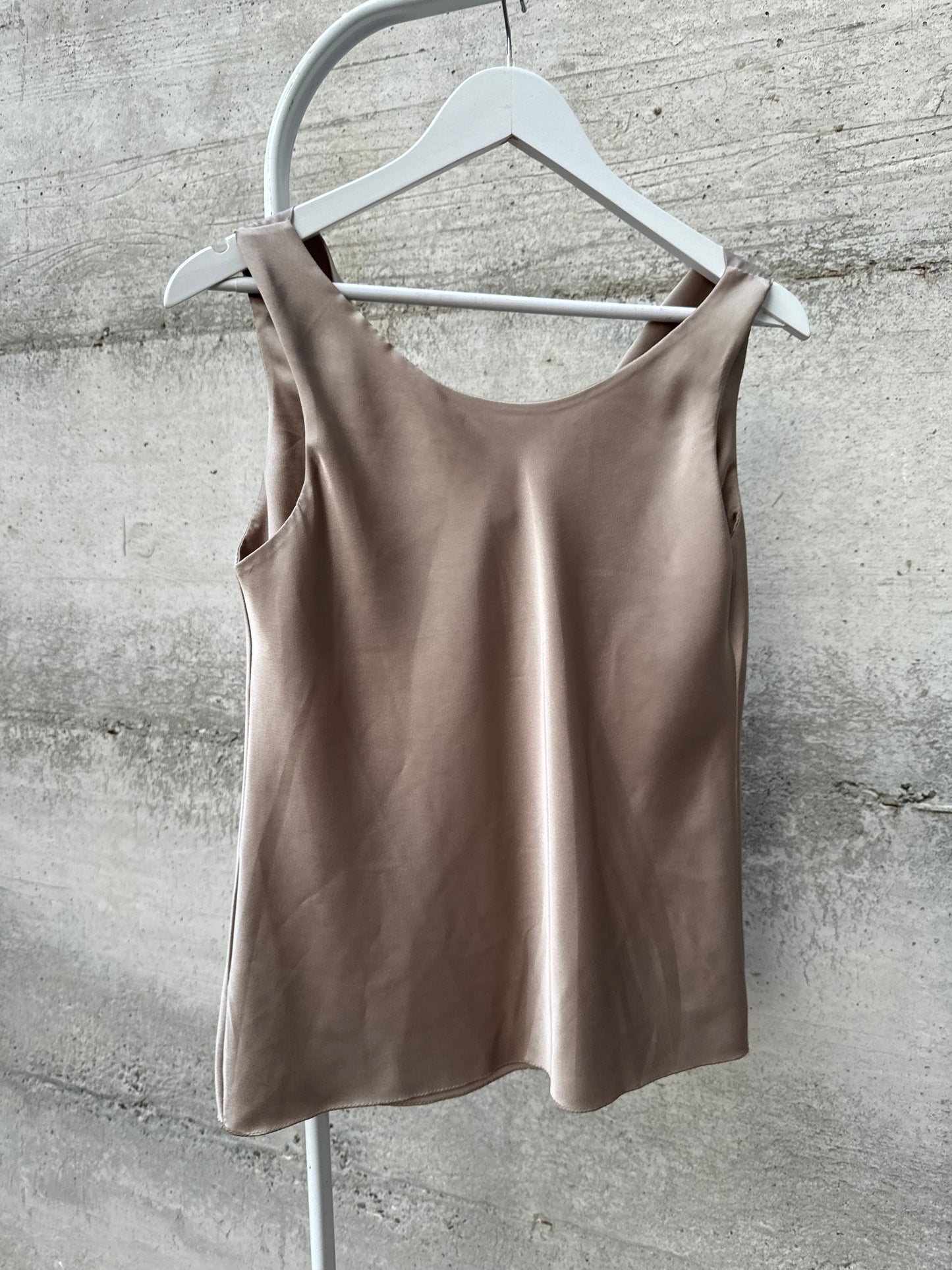 Top satinato con scollo drappeggiato