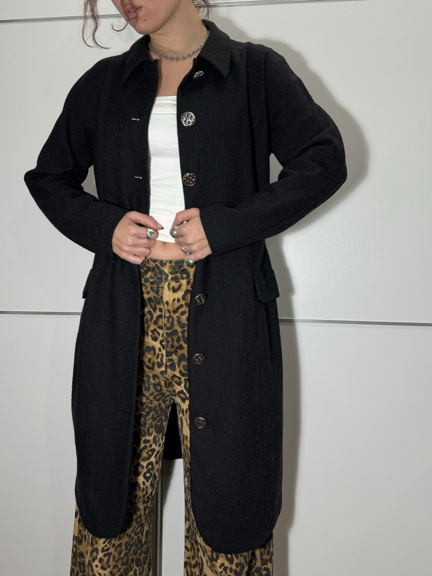 Soprabito nero leggero in pura lana vergine con bottoni lavorati