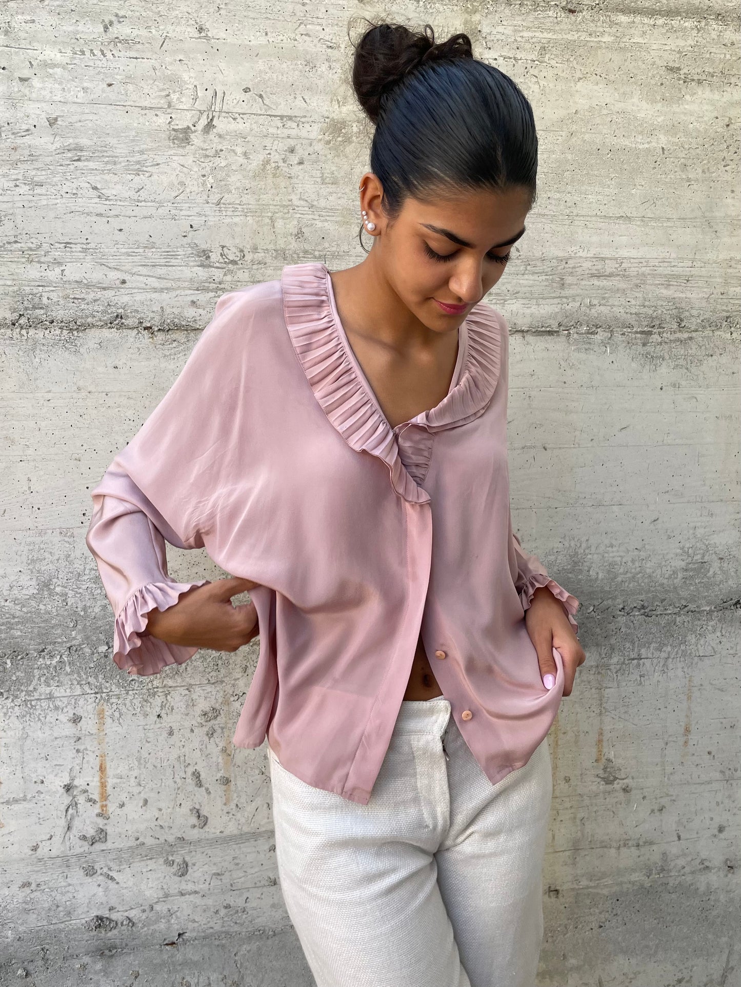 Blusa 100% seta scollo a V e balze, rosa antico, taglia L