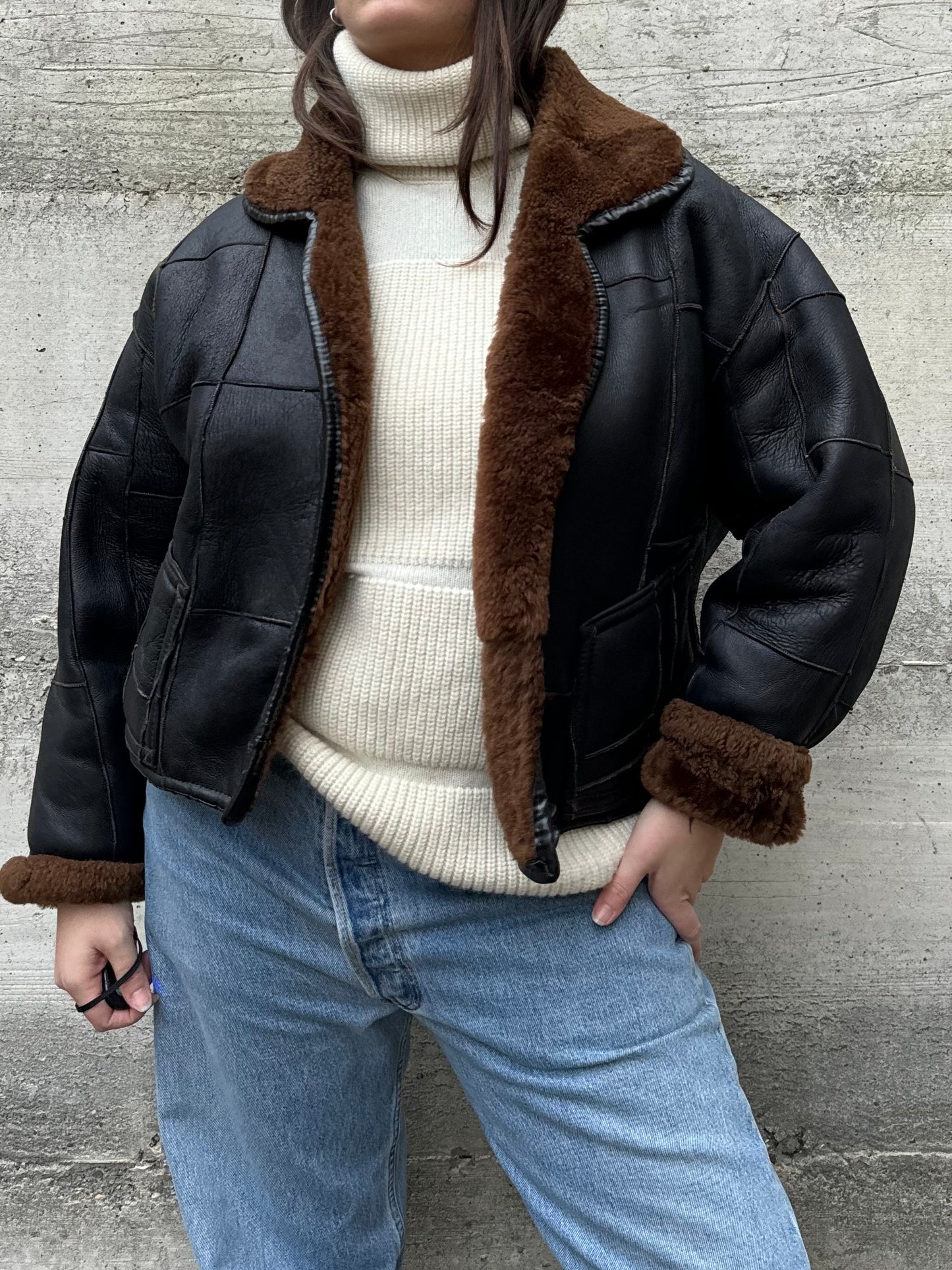 Bomber Shearling cropped. Esterno in nappa nera patchwork, interno a pelo raso cioccolato. Taglia S donna