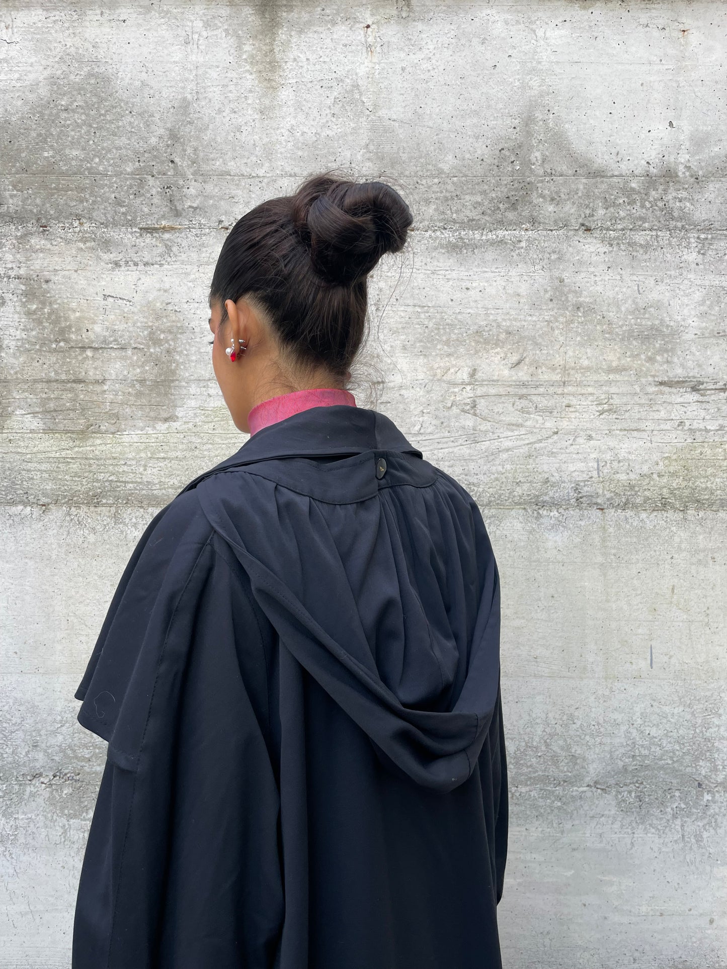 Trenchcoat a mantella sartoriale nero, con fodera in lana e cappuccio