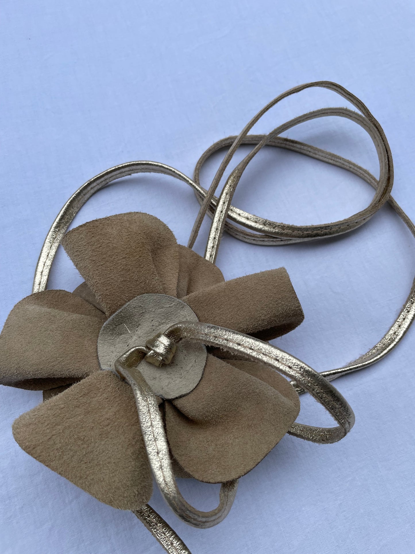 Cintura dorata Y2K con maxi rosa e cordino in vera pelle