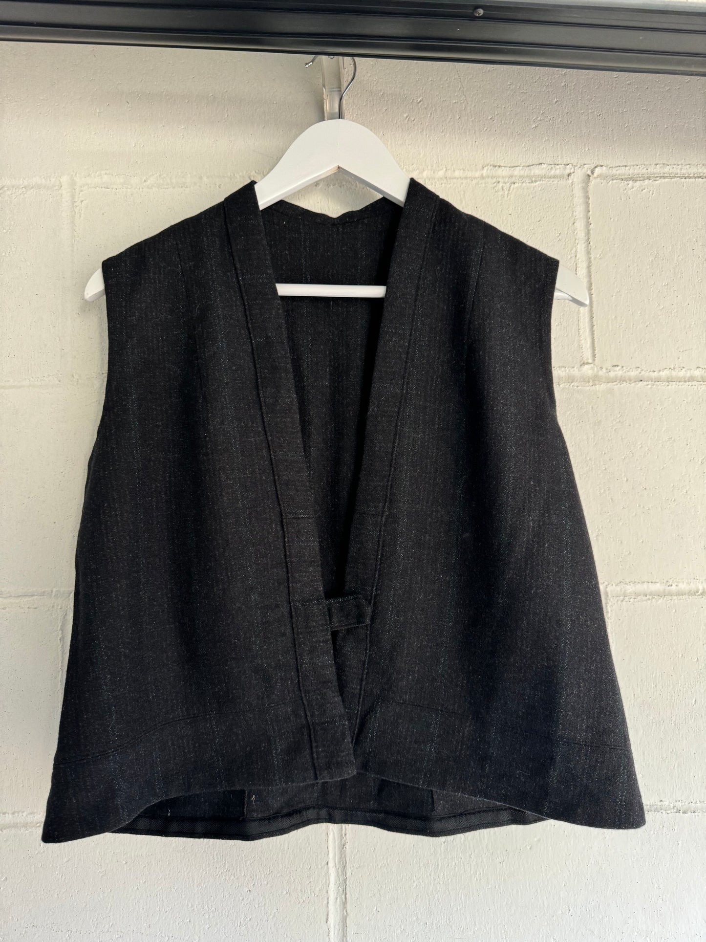 Gilet cropped sartoriale in fresco lana