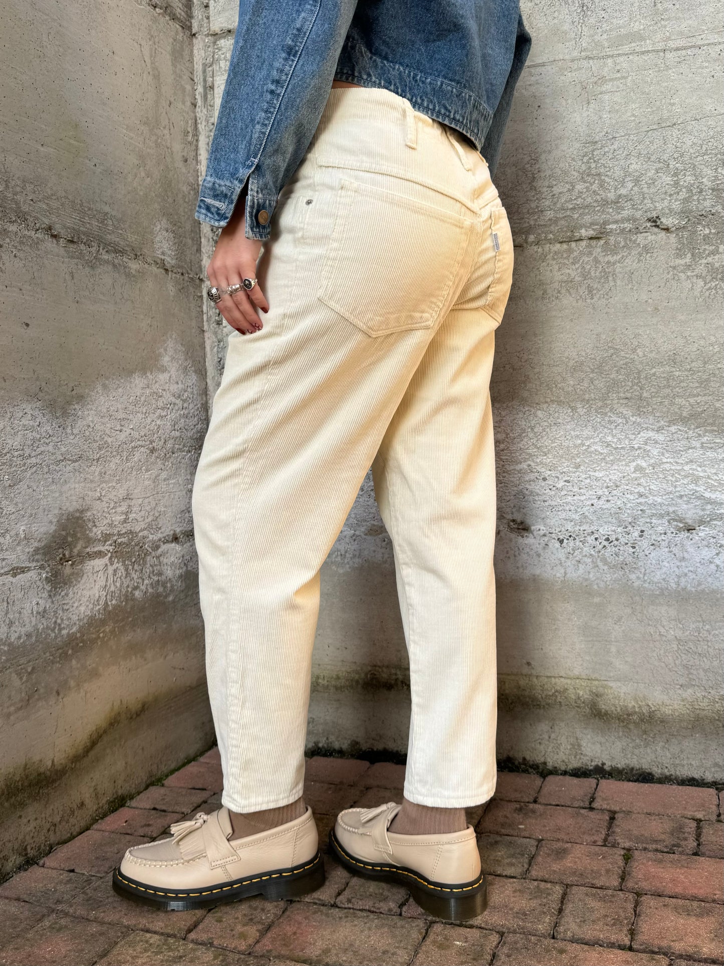 Pantalone AMERICANINO in velluto millerighe color burro