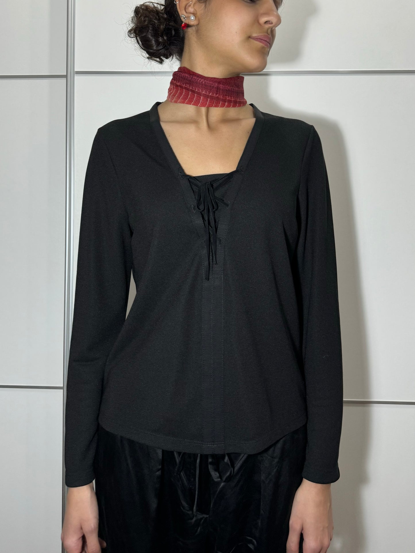Maglia stretch nera con scollo a corsetto in misto viscosa