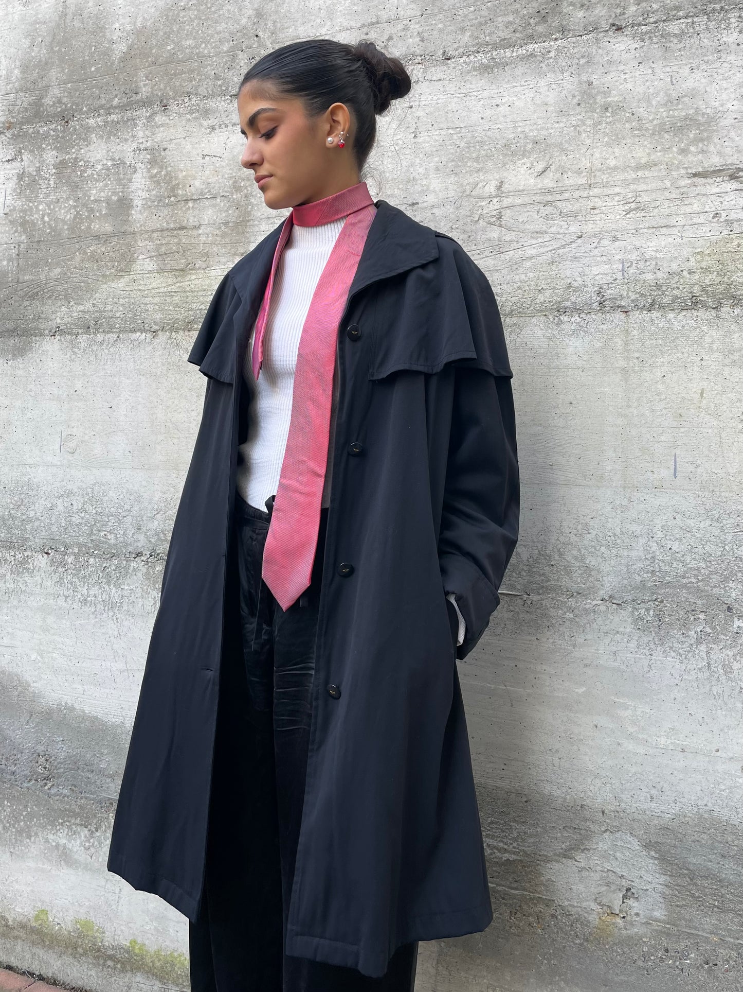 Trenchcoat a mantella sartoriale nero, con fodera in lana e cappuccio