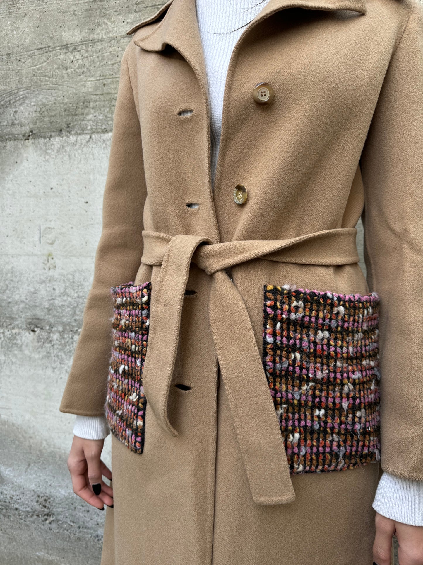 Cappotto sartoriale con cintura e tasconi tricot in 100% lana AGNONA