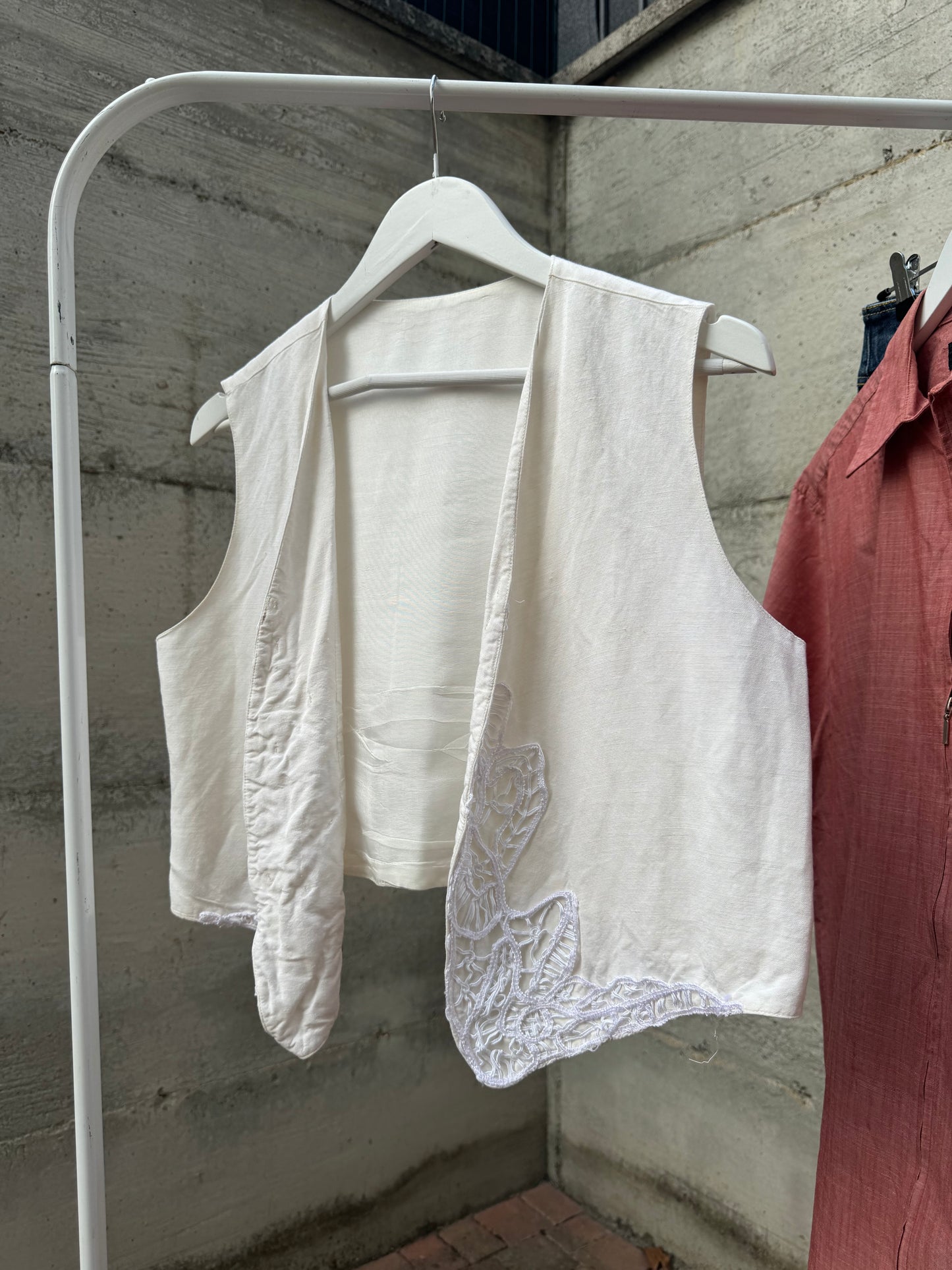 Gilet sartoriale in lino ricamato a mano, taglia M