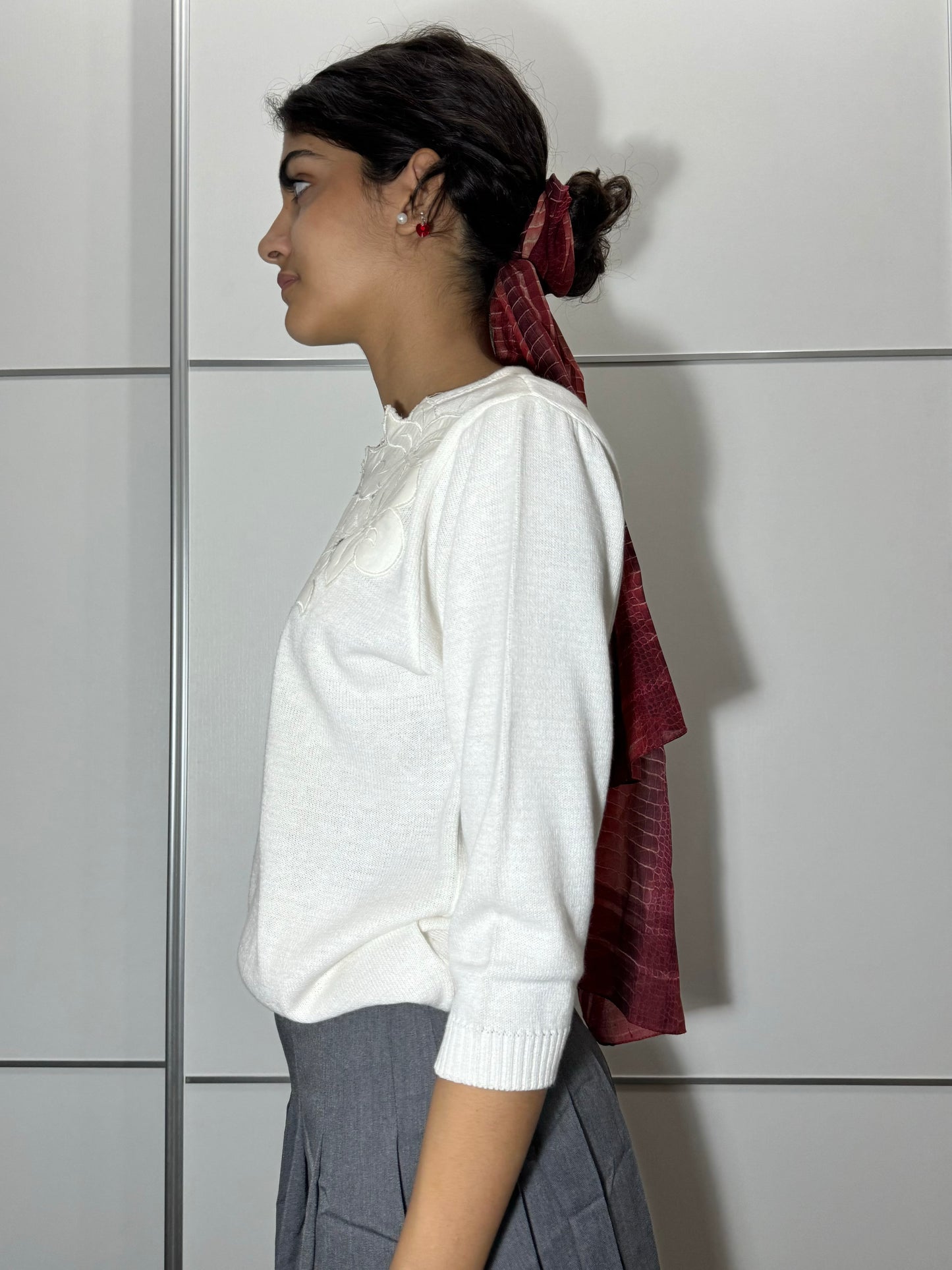 Maglioncino sartoriale bianco ricamato in misto cotone