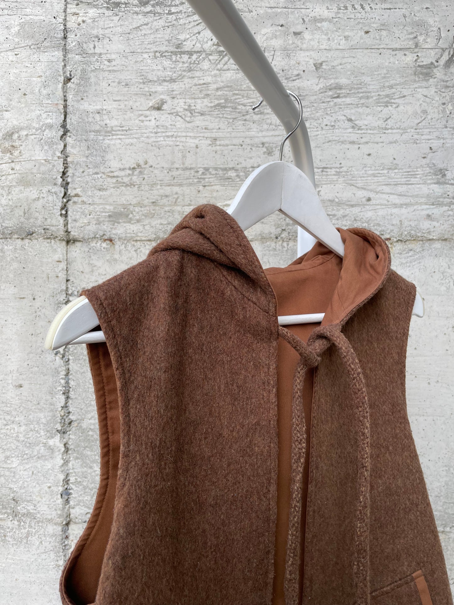 Gilet double face sartoriale con cappuccio