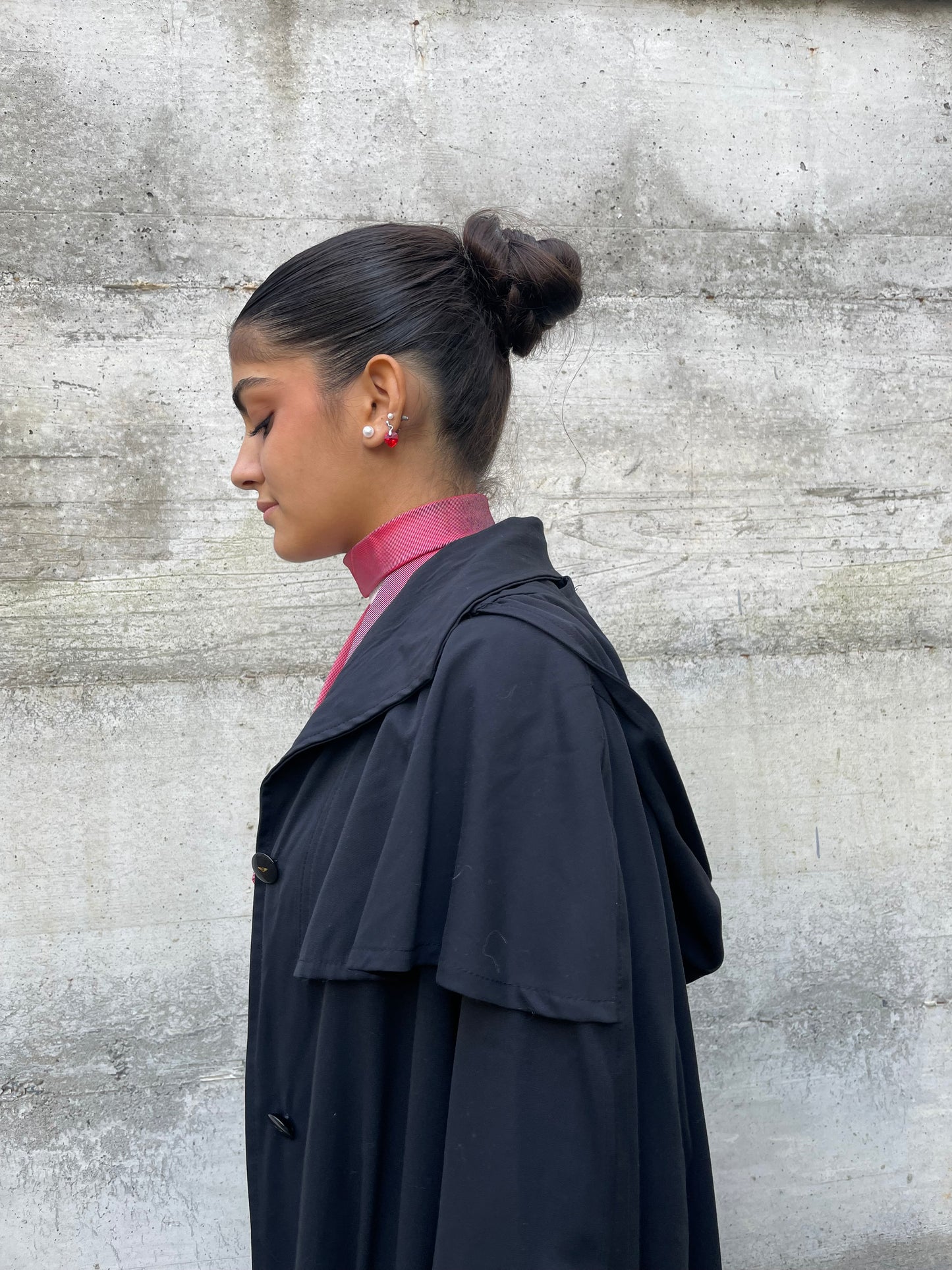 Trenchcoat a mantella sartoriale nero, con fodera in lana e cappuccio