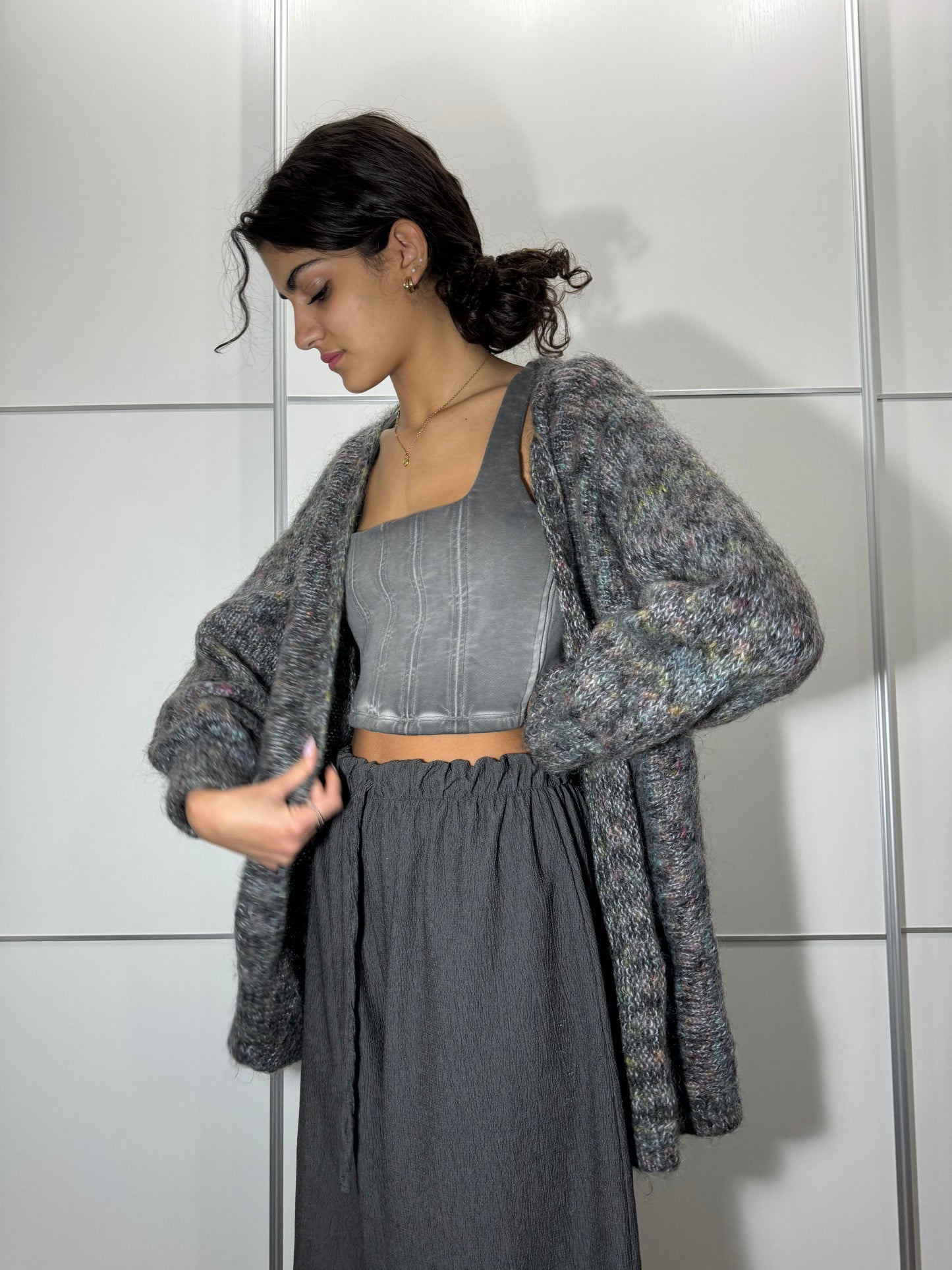 Maxi cardigan crochet multicolor a base grigia in lana