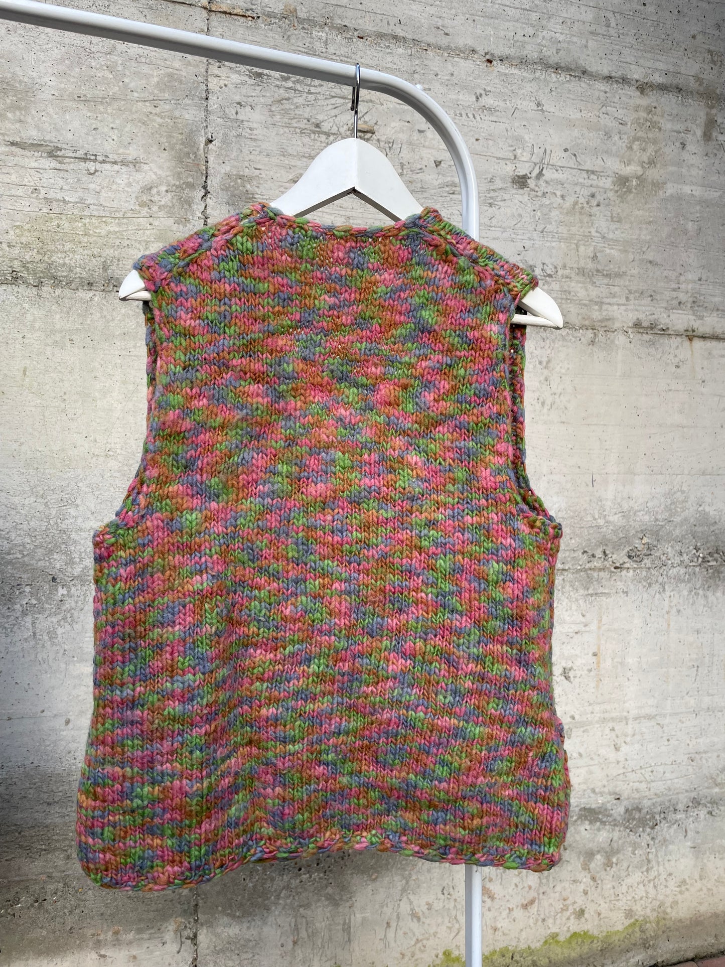 Gilet crochet multicolor in lana con bottoncini in legno