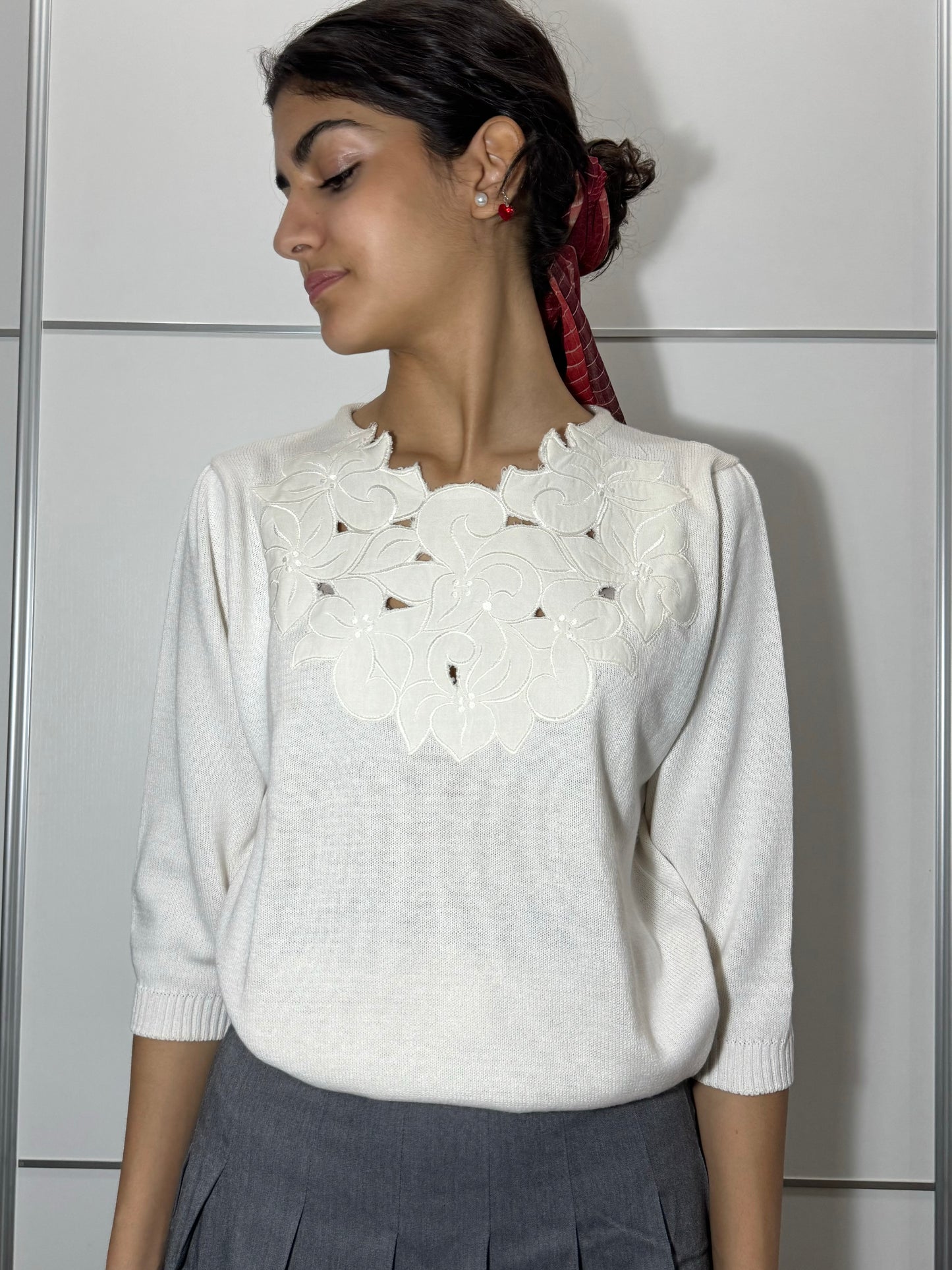 Maglioncino sartoriale bianco ricamato in misto cotone