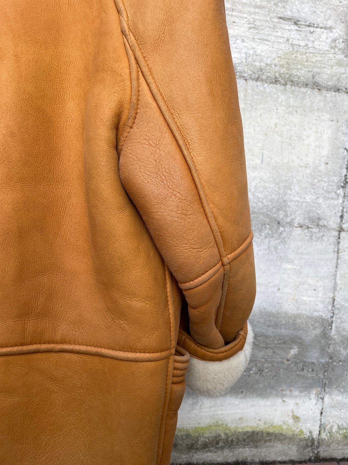 Montone Shearling originale a pelo bianco con esterno in pelle ruggine