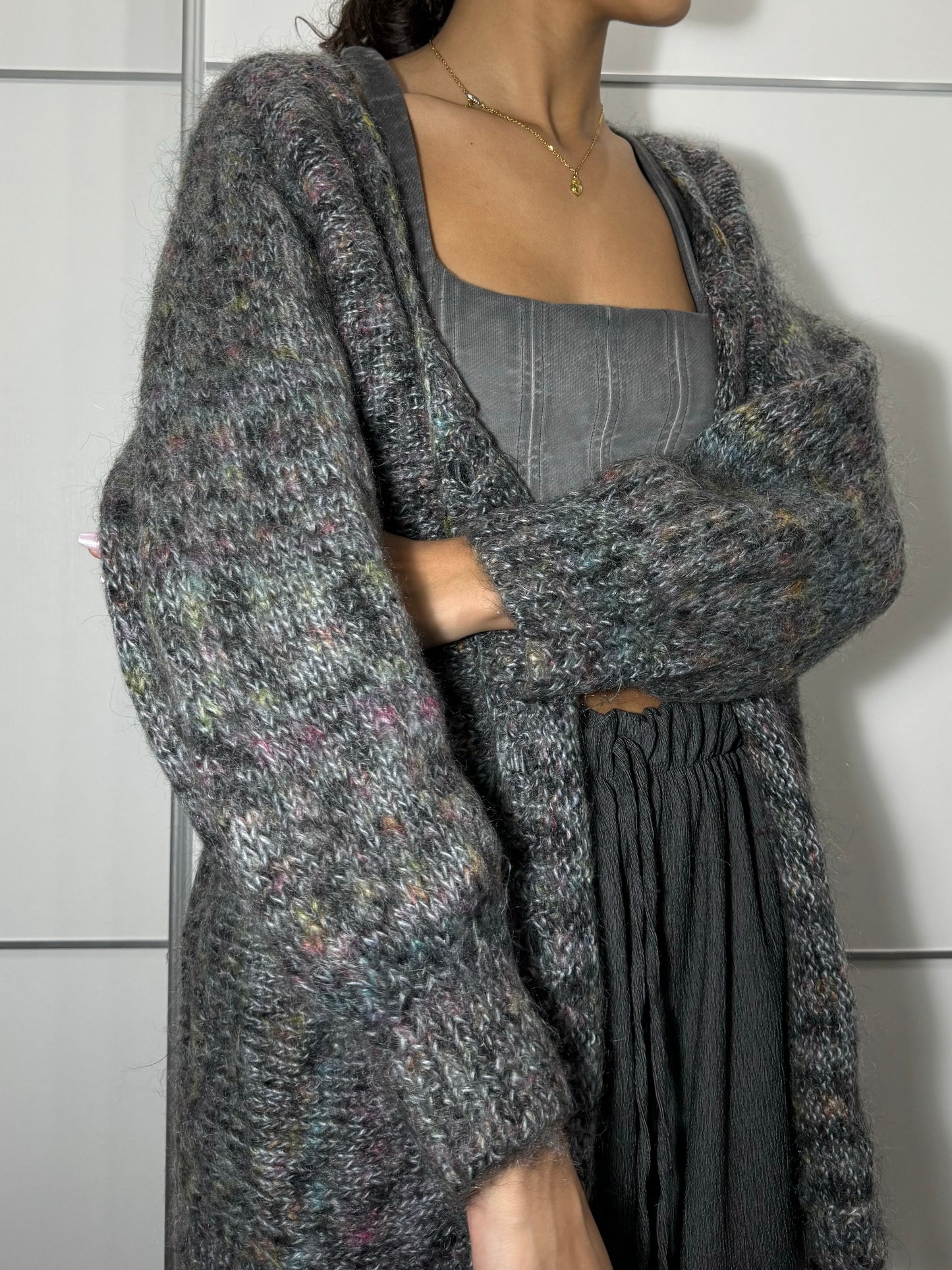 Maxi cardigan crochet multicolor a base grigia in lana