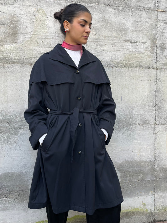 Trenchcoat a mantella sartoriale nero, con fodera in lana e cappuccio