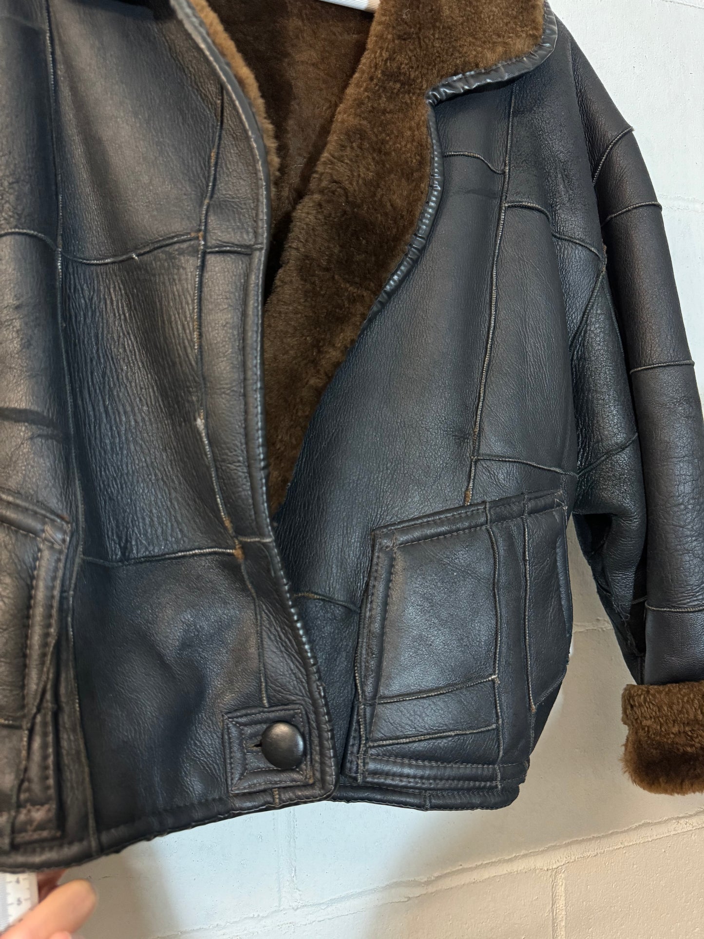 Bomber Shearling cropped. Esterno in nappa nera patchwork, interno a pelo raso cioccolato. Taglia S donna