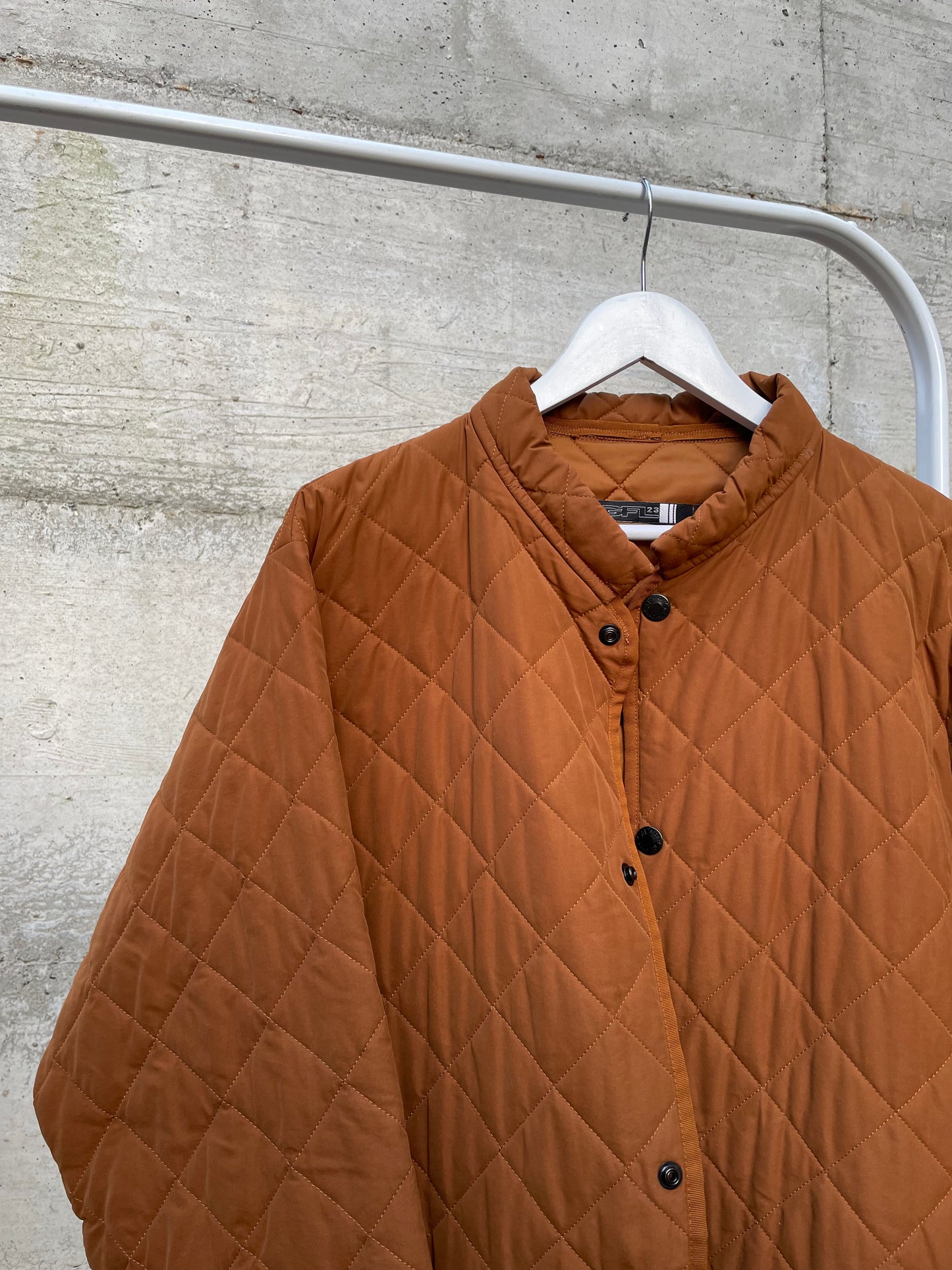 Husky trapuntato ruggine con bottoni a clip