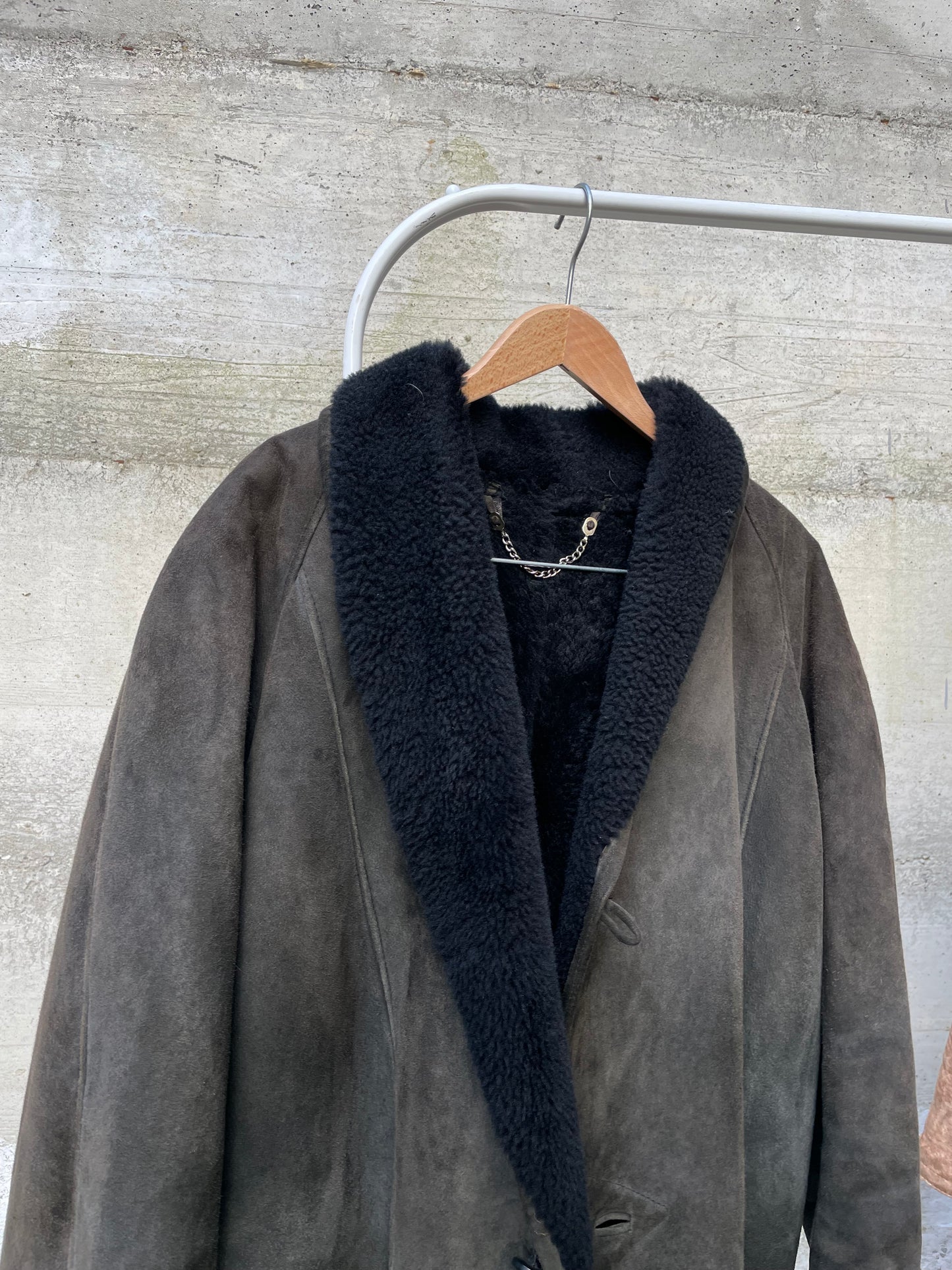 Montone Shearling scamosciato nero tendente al verde, pelo raso nero, taglia 52it uomo