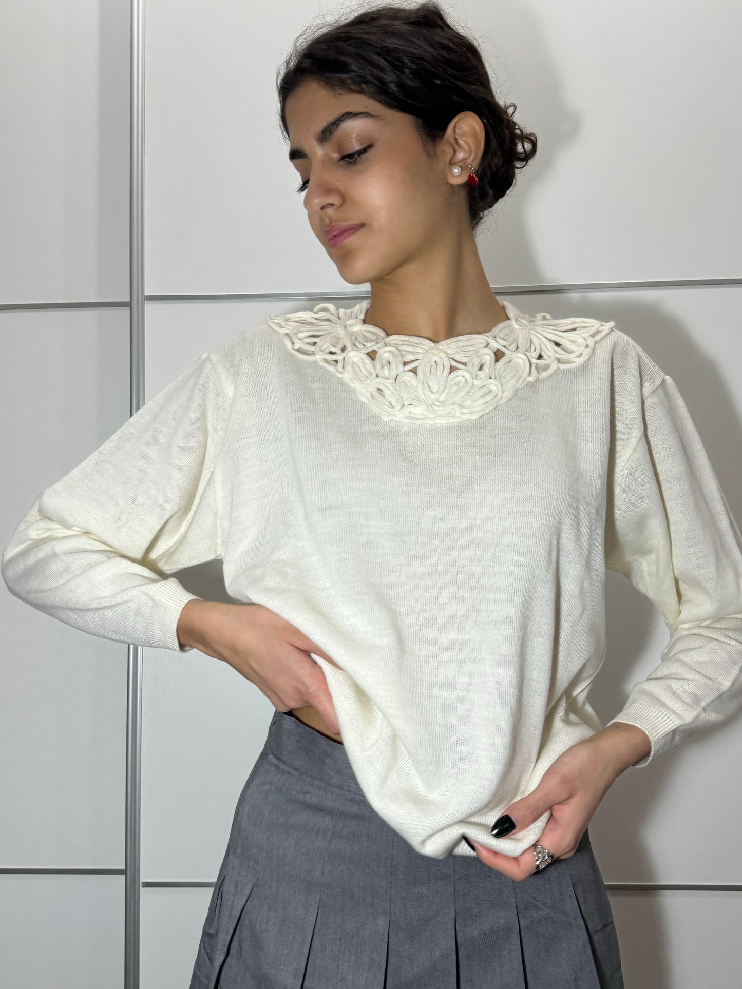 Maglioncino bianco in fresco lana con collo lavorato