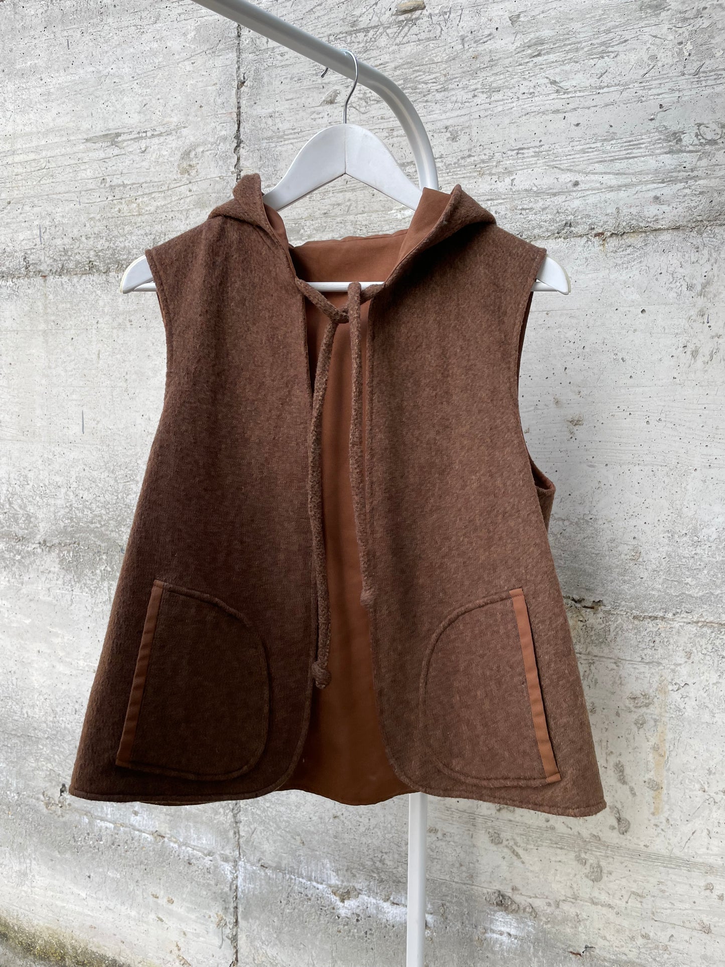 Gilet double face sartoriale con cappuccio