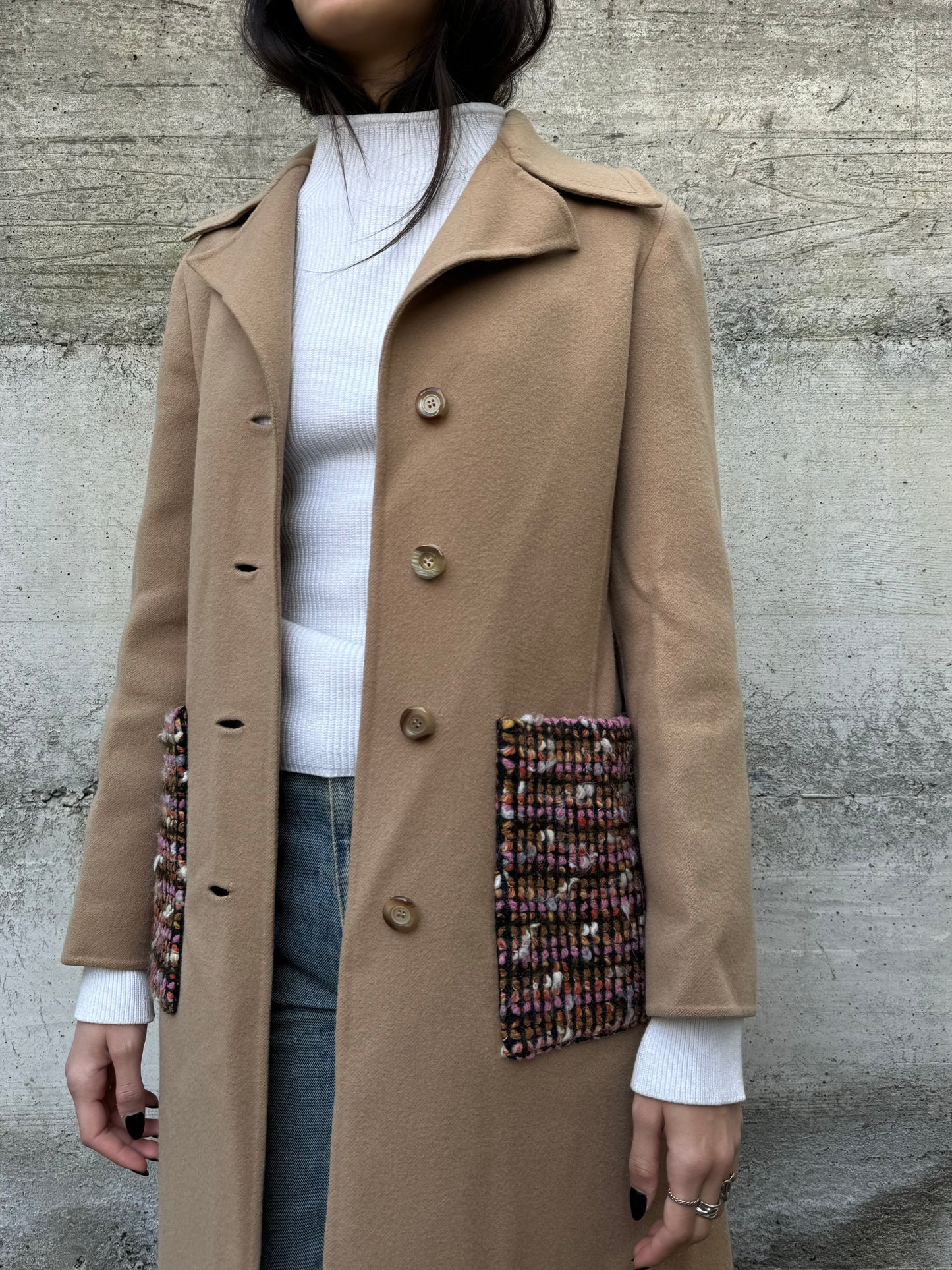 Cappotto sartoriale con cintura e tasconi tricot in 100% lana AGNONA