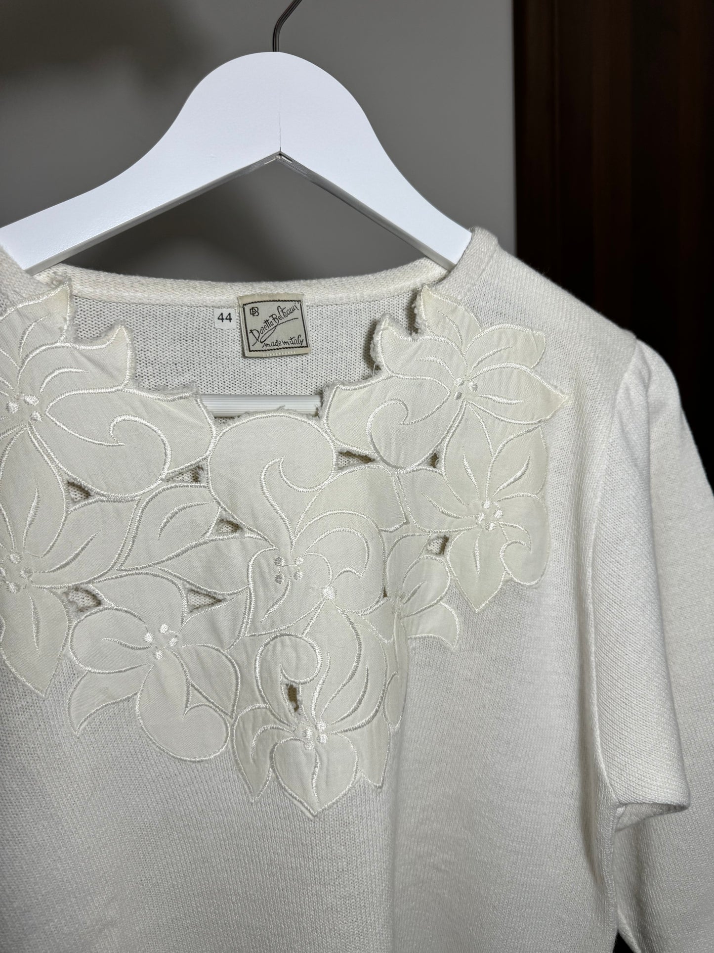 Maglioncino sartoriale bianco ricamato in misto cotone