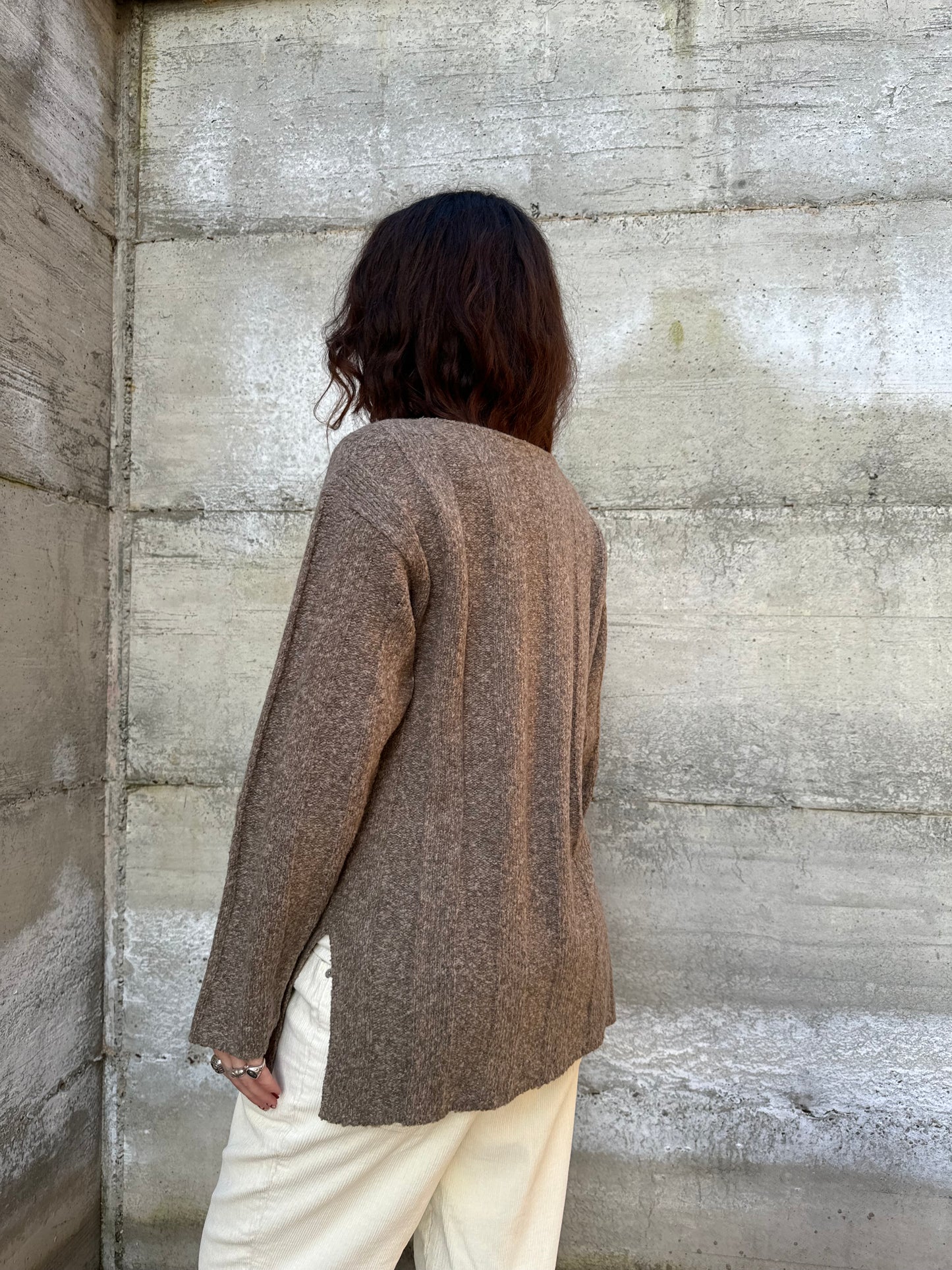 Maglione mezza stagione tortora in misto lana, con spacchi laterali