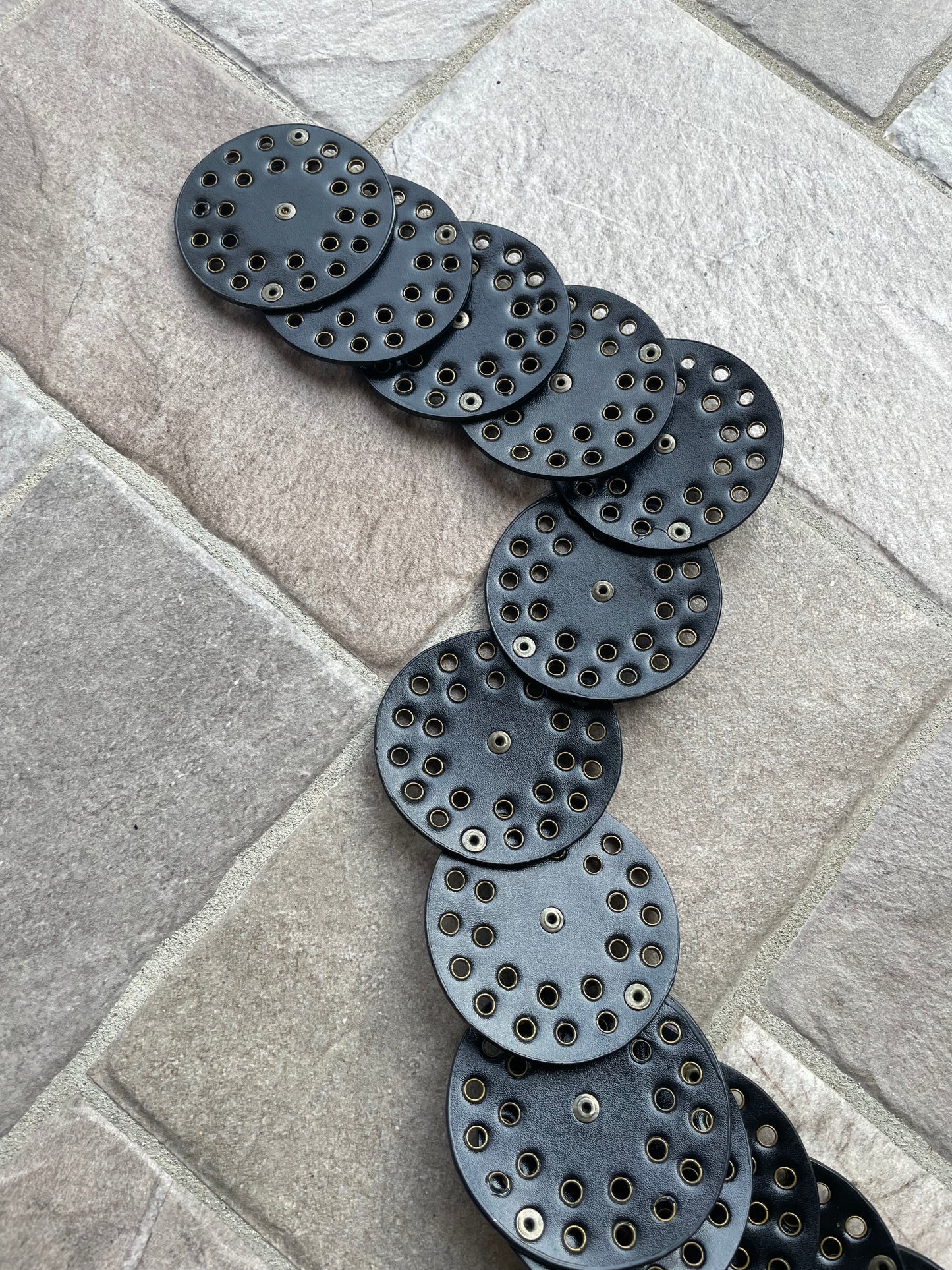 Cintura Y2K a cerchi in pelle nera e metalleria dorata effetto used - taglia unica