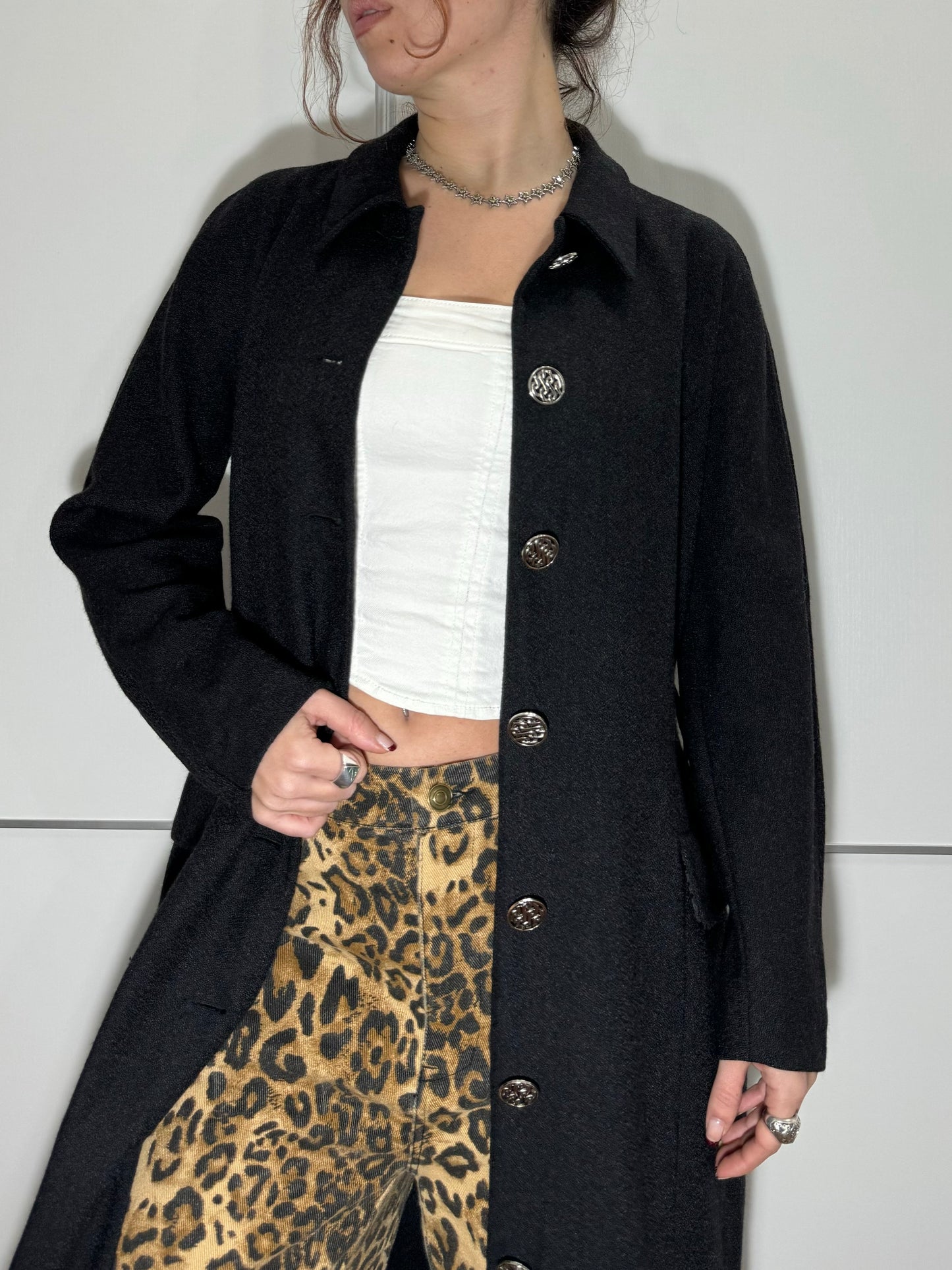 Soprabito nero leggero in pura lana vergine con bottoni lavorati