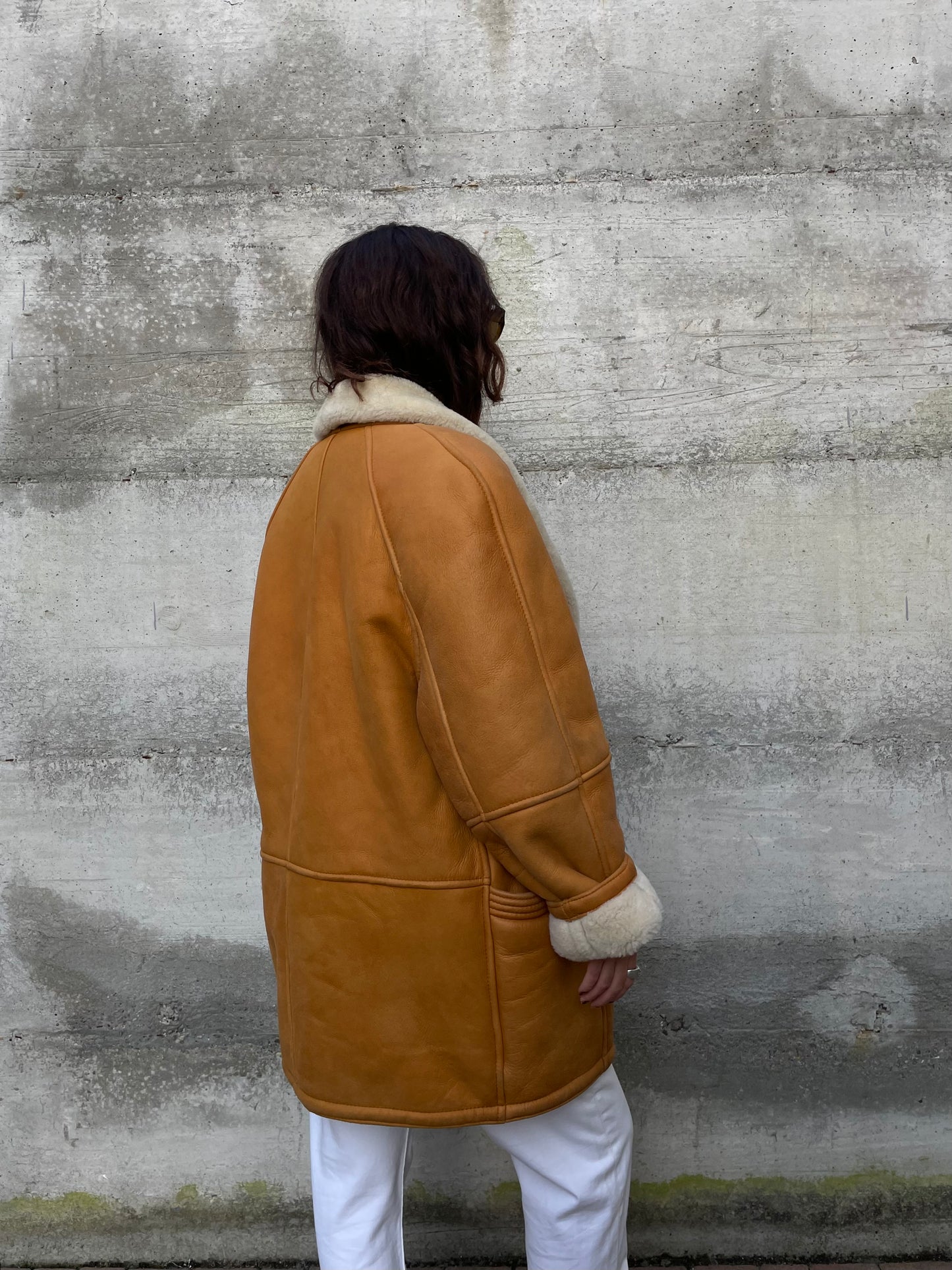 Montone Shearling originale a pelo bianco con esterno in pelle ruggine