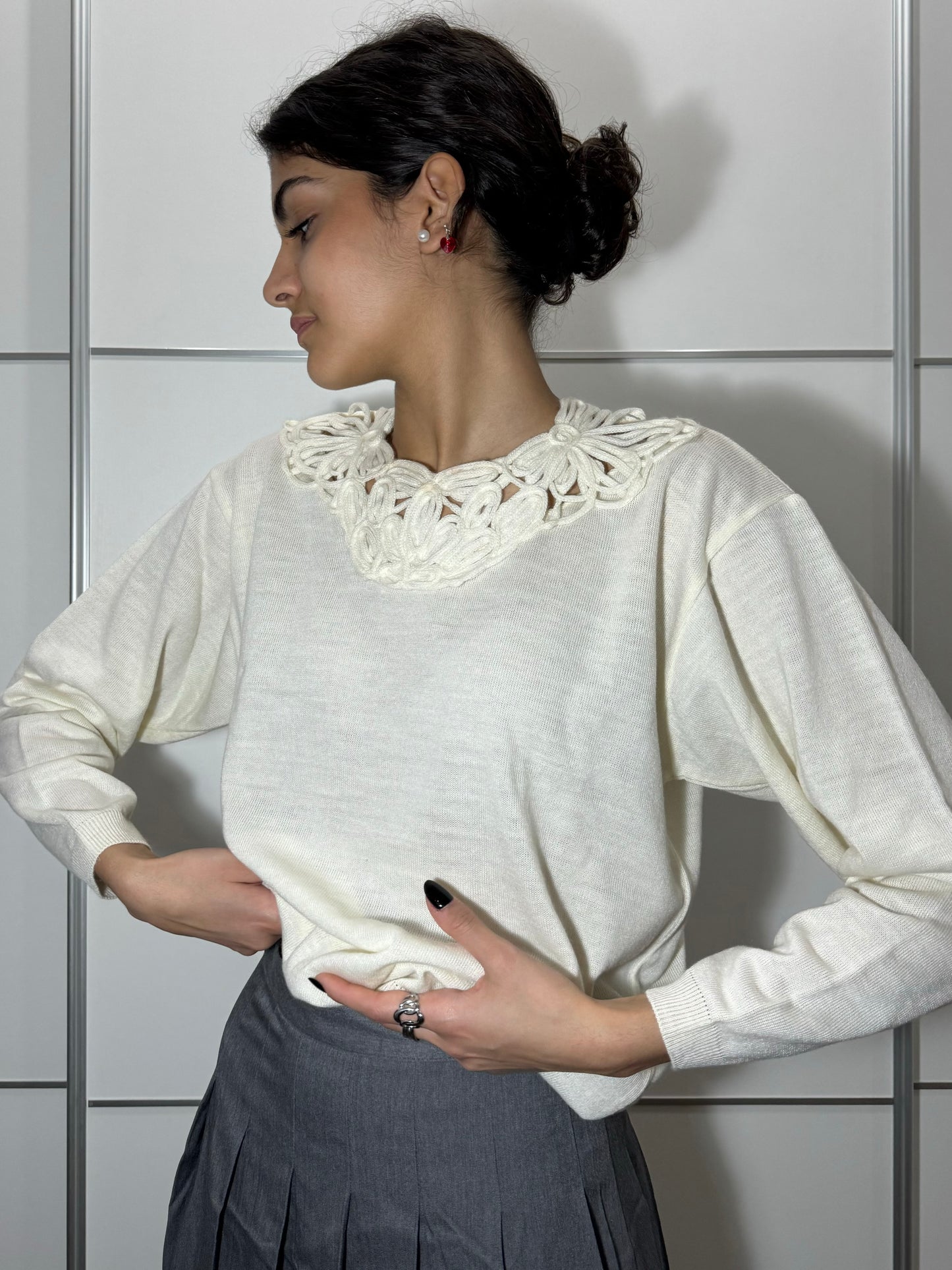 Maglioncino bianco in fresco lana con collo lavorato